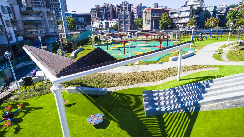 汐止區白雲公園以紙飛機為主題的共融遊戲場為亮點，遊具多元並兼具挑戰性與趣味性