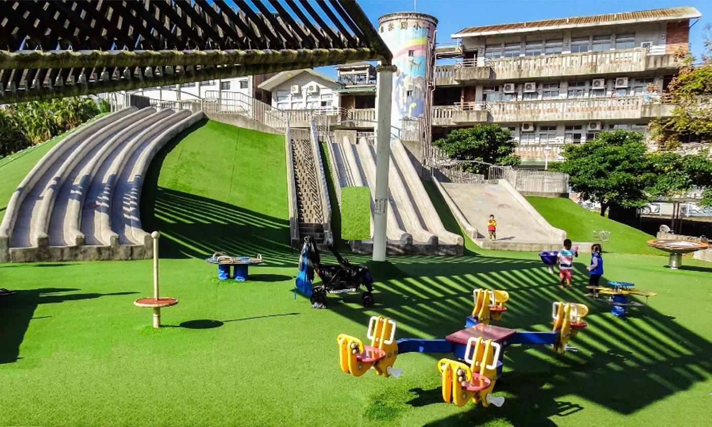 白雲公園運用山坡地形打造的三層九道磨石子溜滑梯，包含直線及彎曲滑道，滿足年齡層小孩玩樂體驗