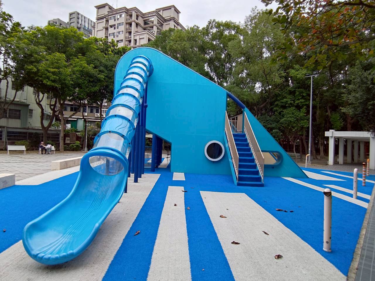 板橋區重慶公園大鯨魚主題特色遊戲場則以巨型藍鯨為主角，結合攀爬、溜滑與探索功能的複合式遊具