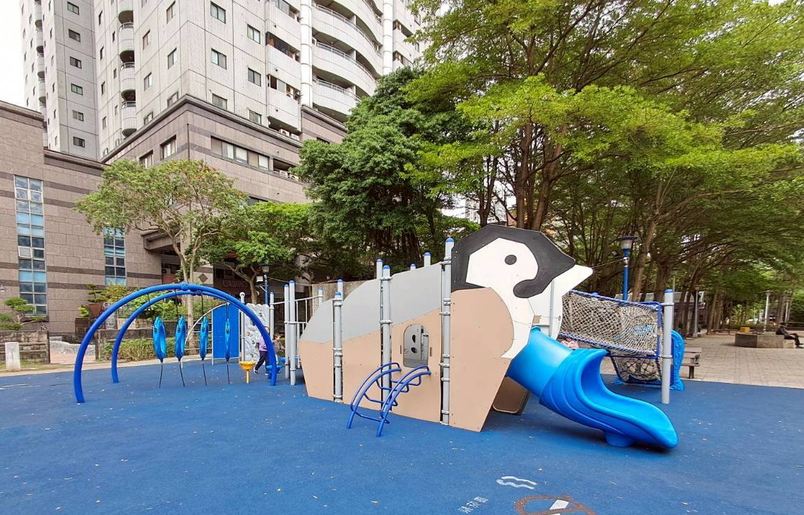 板橋區重慶公園企鵝主題遊戲場，結合護籠鑽網、體能墩、拱形橋等多項設施，提供學齡前兒童安全多元的攀爬體驗