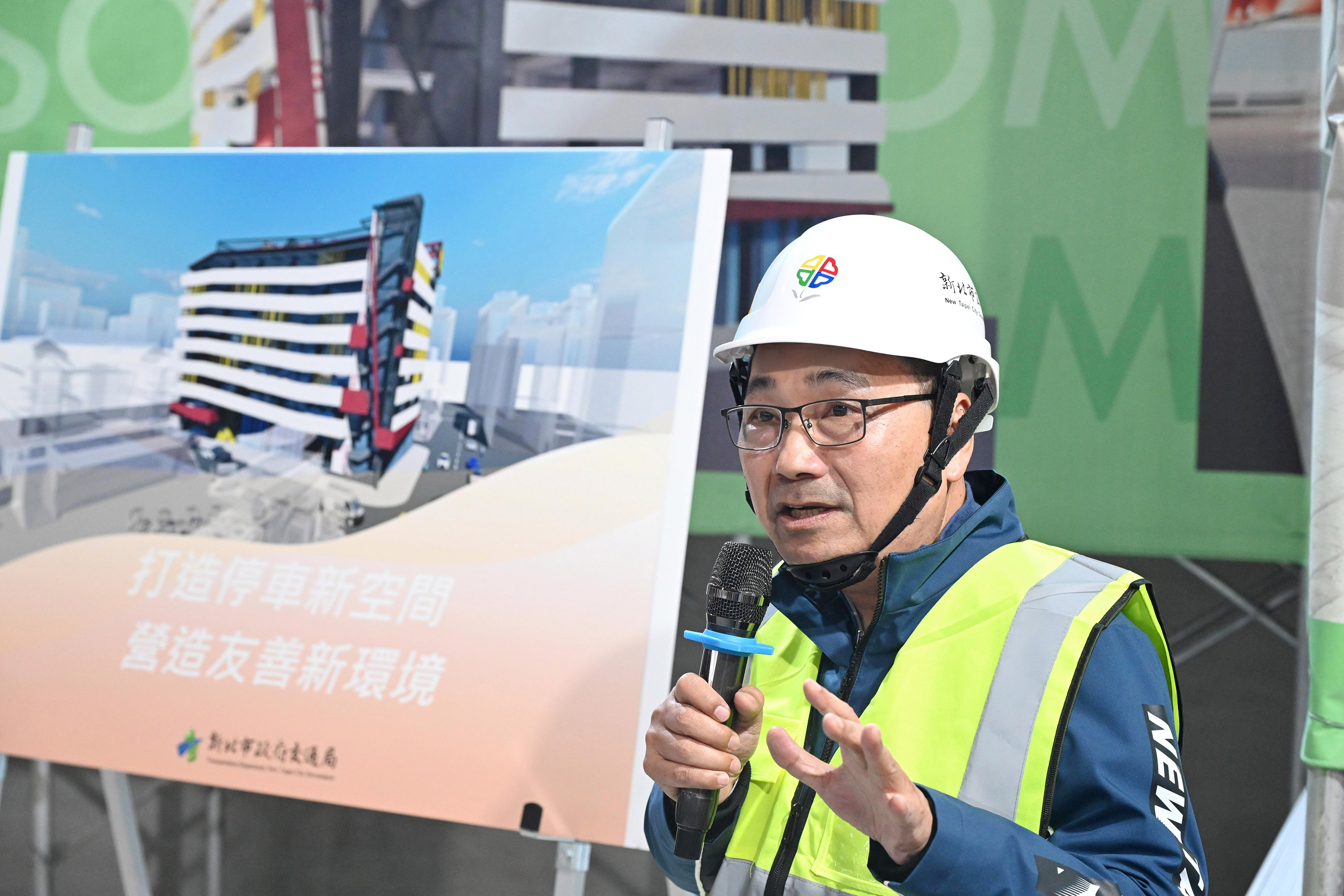 新北市長侯友宜今（18）日視察工程進度並表示，市府投入近96億元提升三蘆地區停車量能