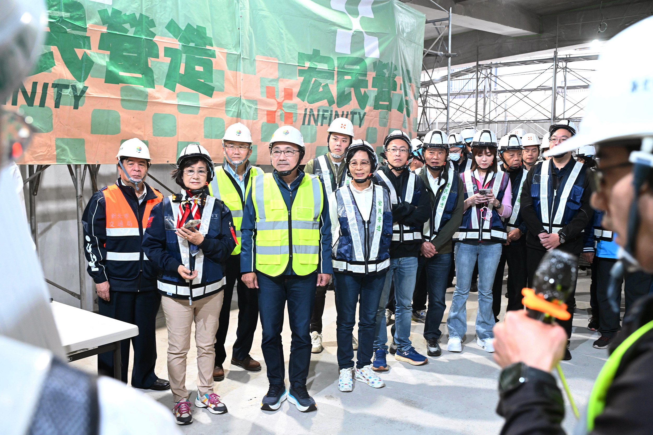 蘆洲長安立體停車場總經費約7.2億元，目前工程進度已達70%，預計明（115）年10月完工，完工後可提供382格汽車停車位。