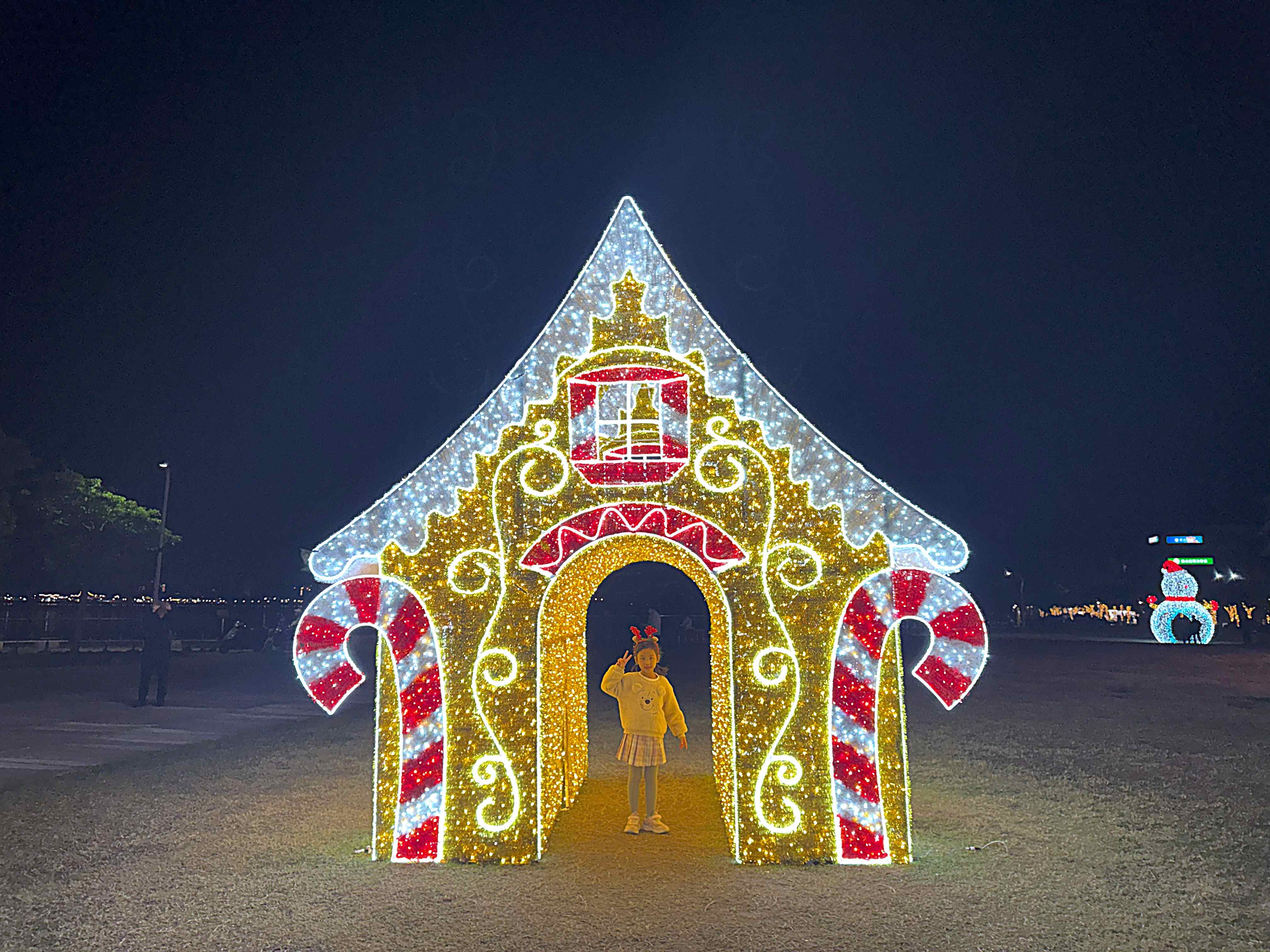繽紛薑餅屋光雕點亮夜色，營造童話般的聖誕節慶