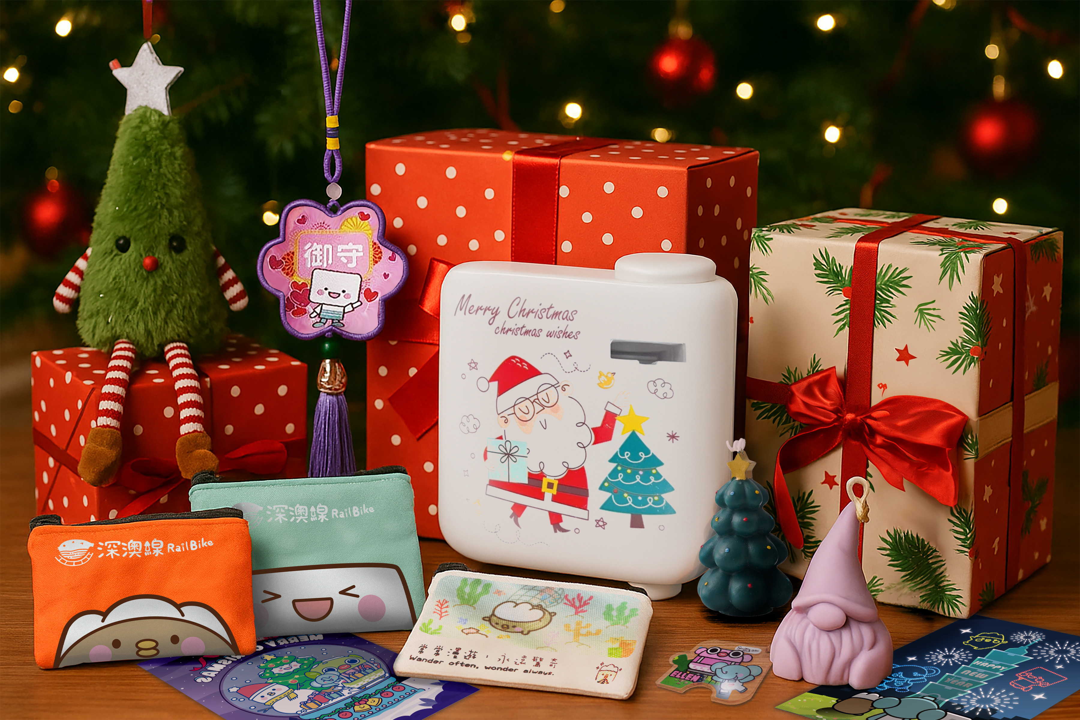  「深澳歡樂卡」驚喜滿滿，香氛蠟燭、耶誕投影燈、毛絨小樹玩偶與深澳限定周邊，為遊客送上暖心節慶好禮。