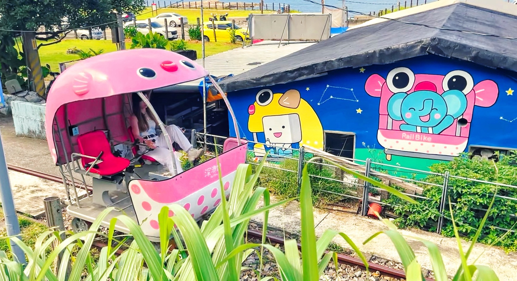  沿著鐵道前行，色彩繽紛的彩繪牆面躍入眼簾，為深澳鐵道自行車旅程增添滿滿童趣與拍照亮點。