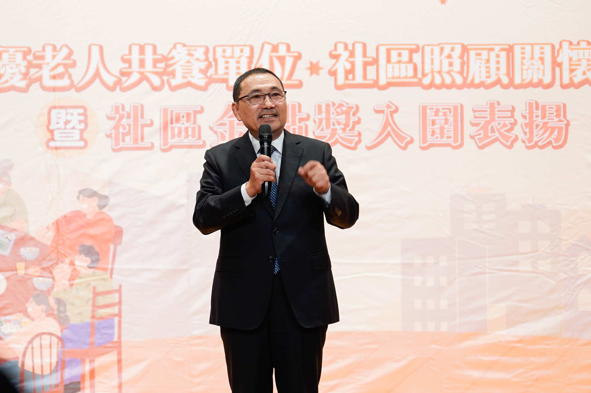 侯友宜開玩笑說明年卸任後要一起參加各社區的老人共餐 如此可以「呷3年」