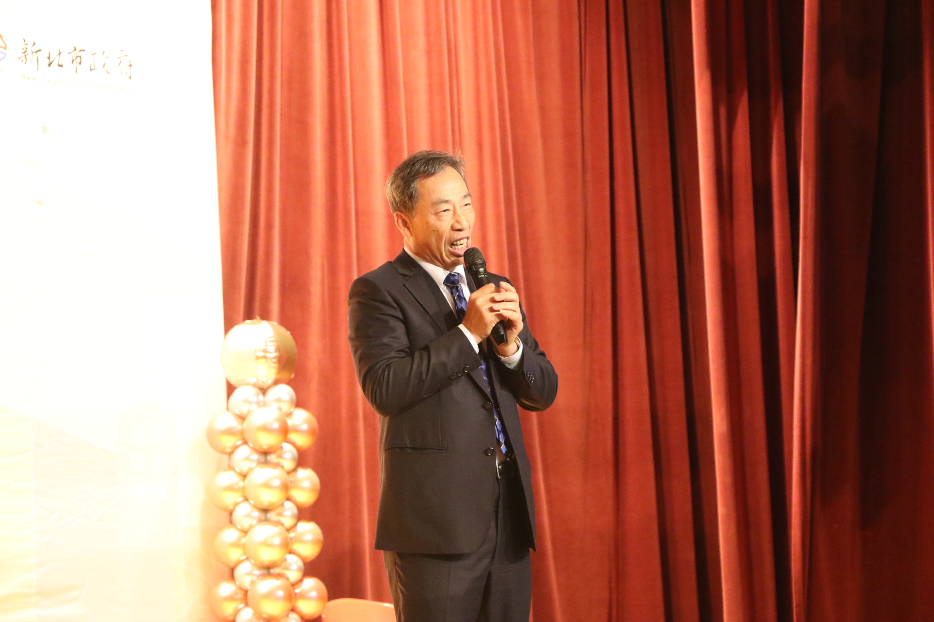 嘉威會計師事務所所長張威珍表示，他的母親坐輪椅，但一聽到社區要共餐，就要外籍看護推著她去參加，讓他很感動。