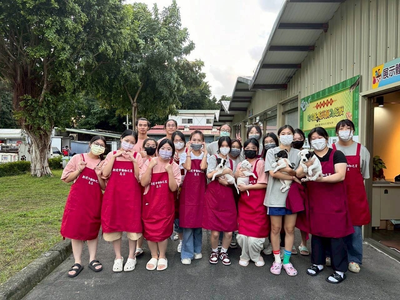  同學們與毛寶貝相見歡