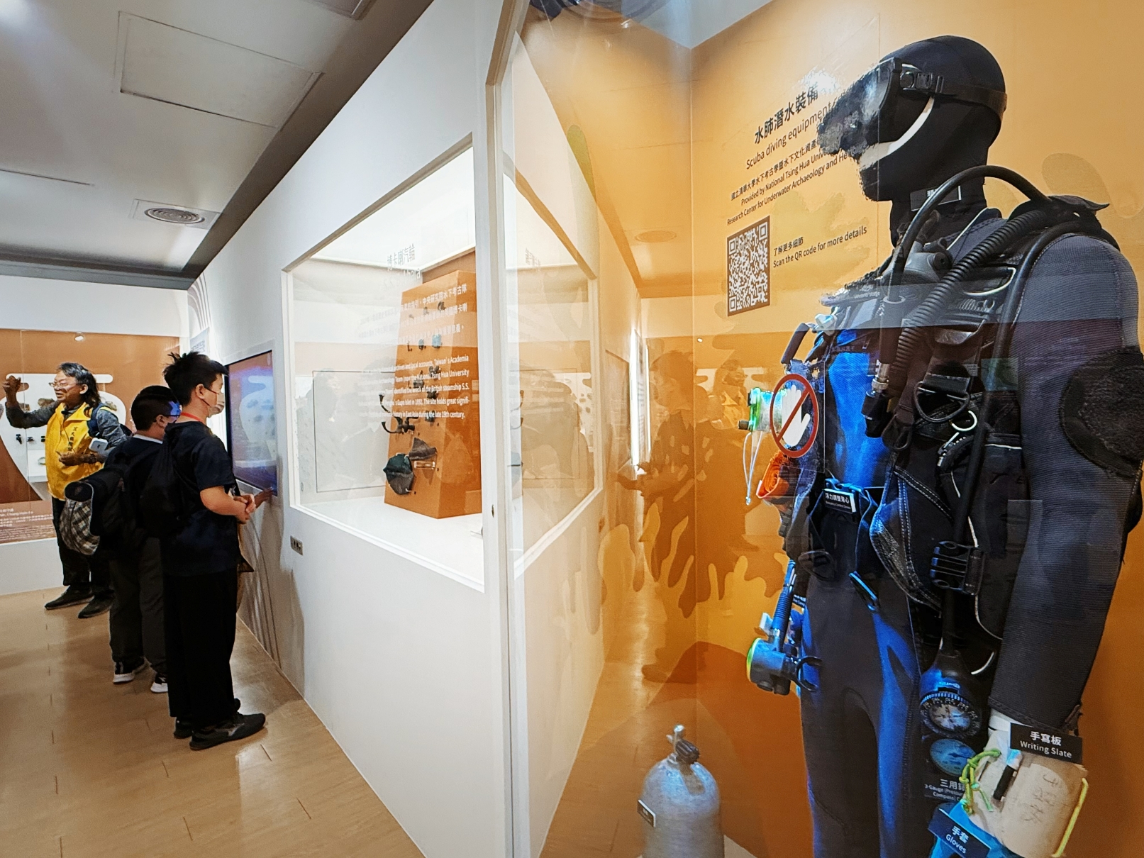 展出第一線水下考古員的專業水肺潛水裝備。