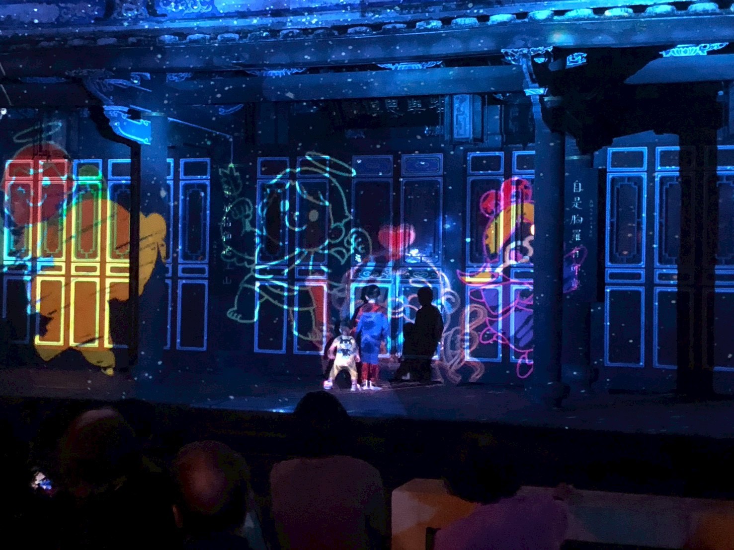 民眾掃描 QR Code 選擇祝福角色，即時創作專屬圖像並投影於古蹟建築，並可與自己的創作合影留念。