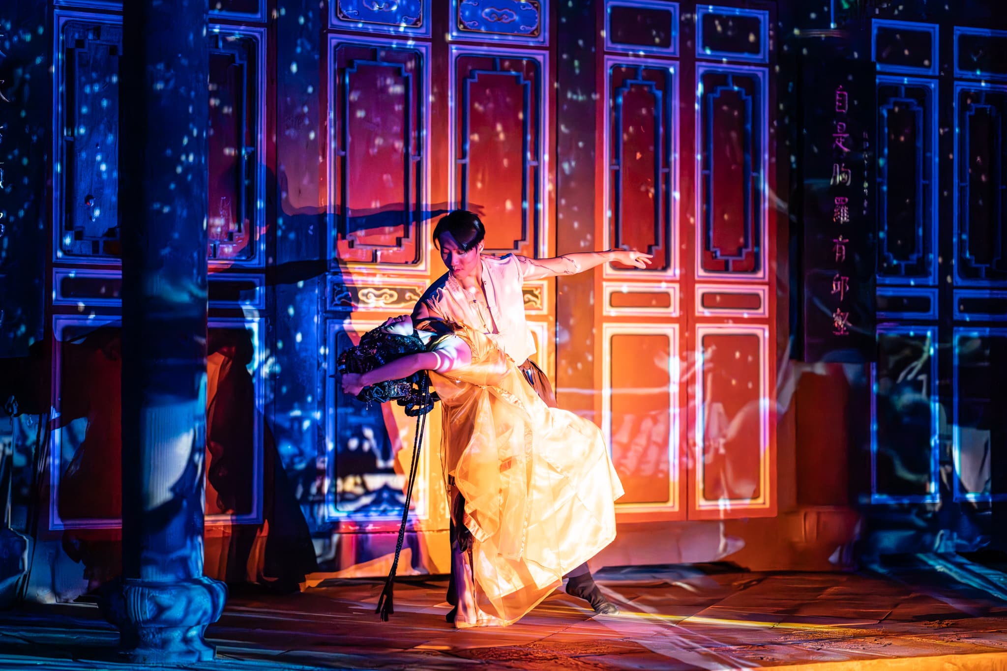 12月27日18：20、19：20場次將搭配「當代傳奇劇場」加長特別版20分鐘舞蹈演出