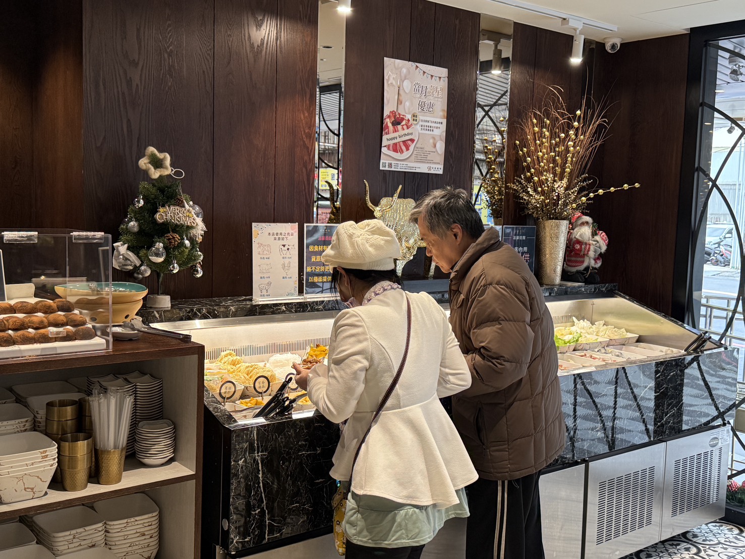 佳節聚餐大啖美食之餘，吃多少拿多少不僅顧健康也更愛惜食物