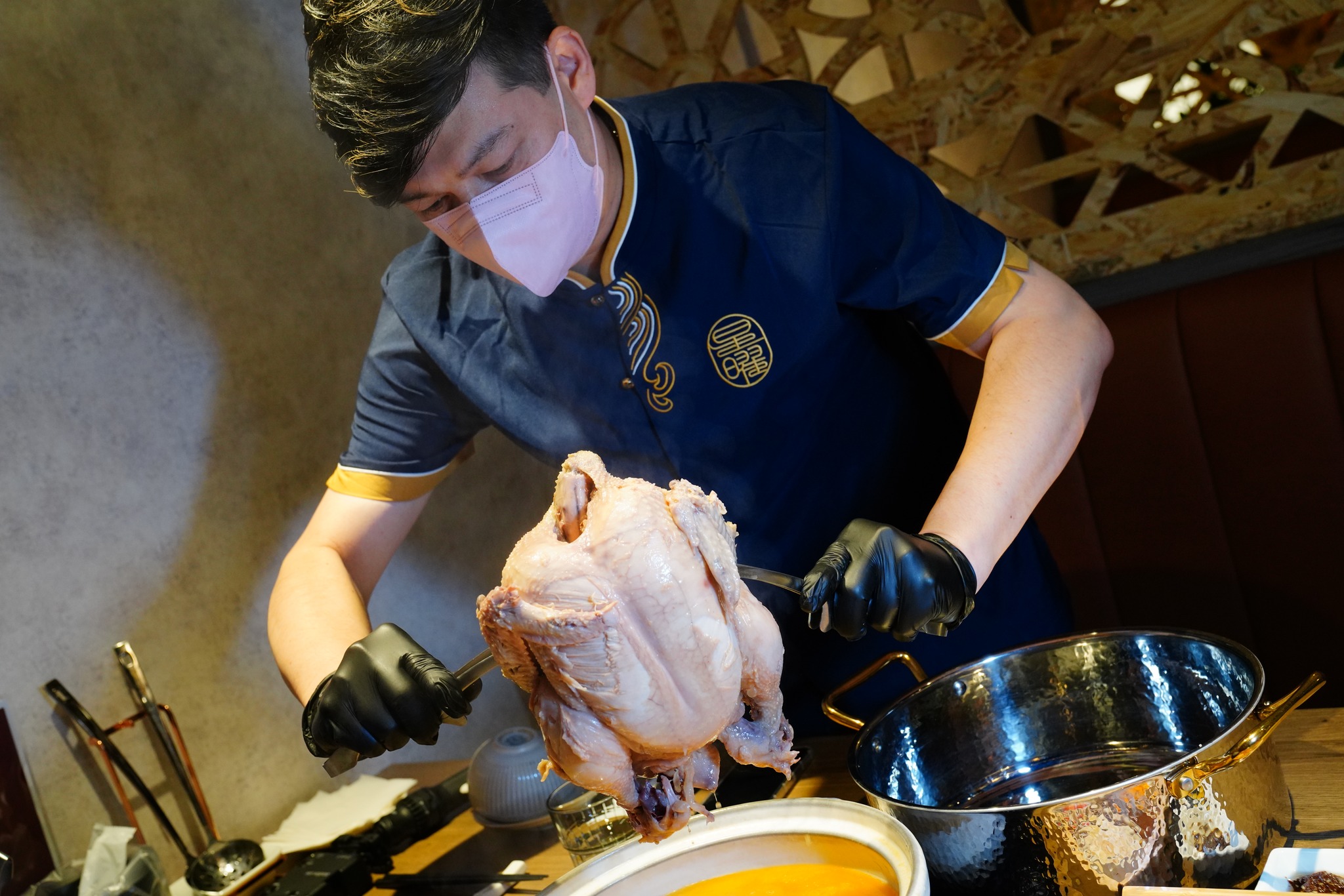 臺北市的「星曜雞湯」全食材精燉雞湯，耶誕節期間也推出優惠活動