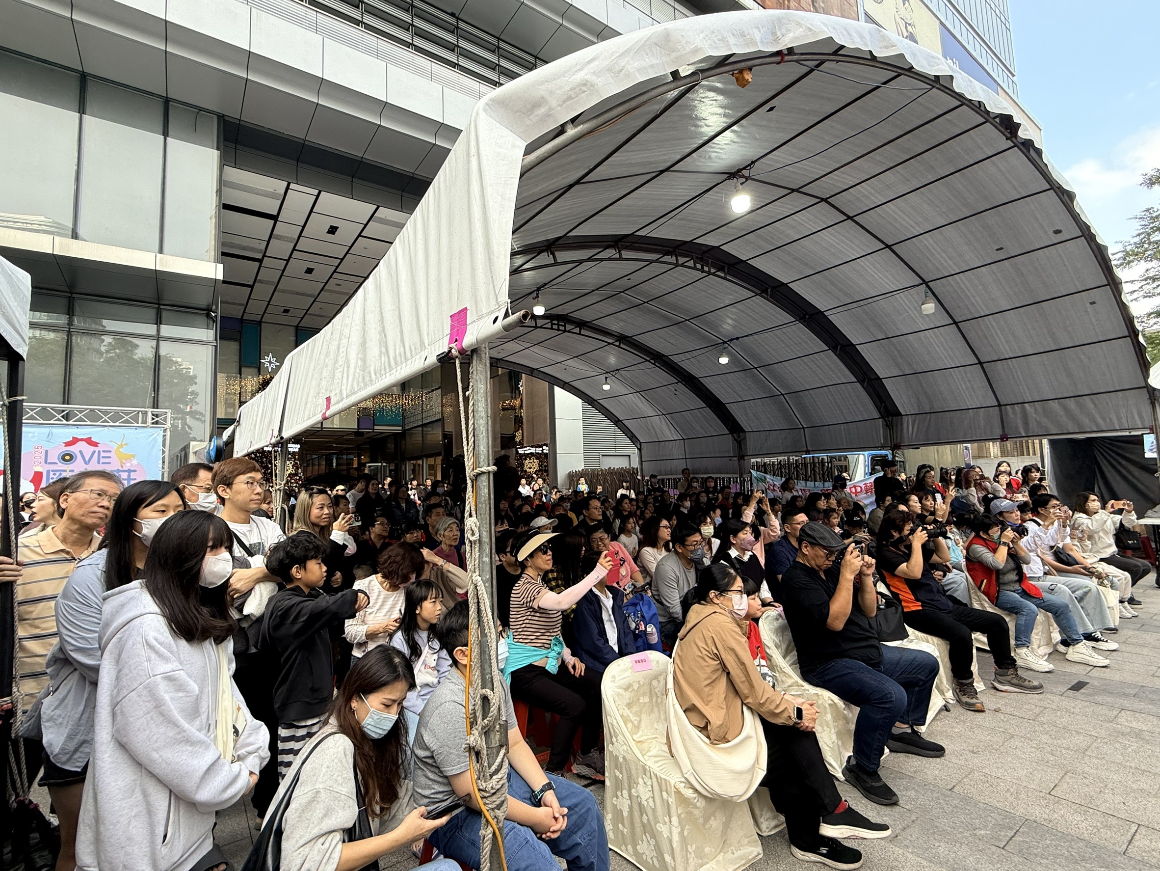 熱情市民到場支持學童演出