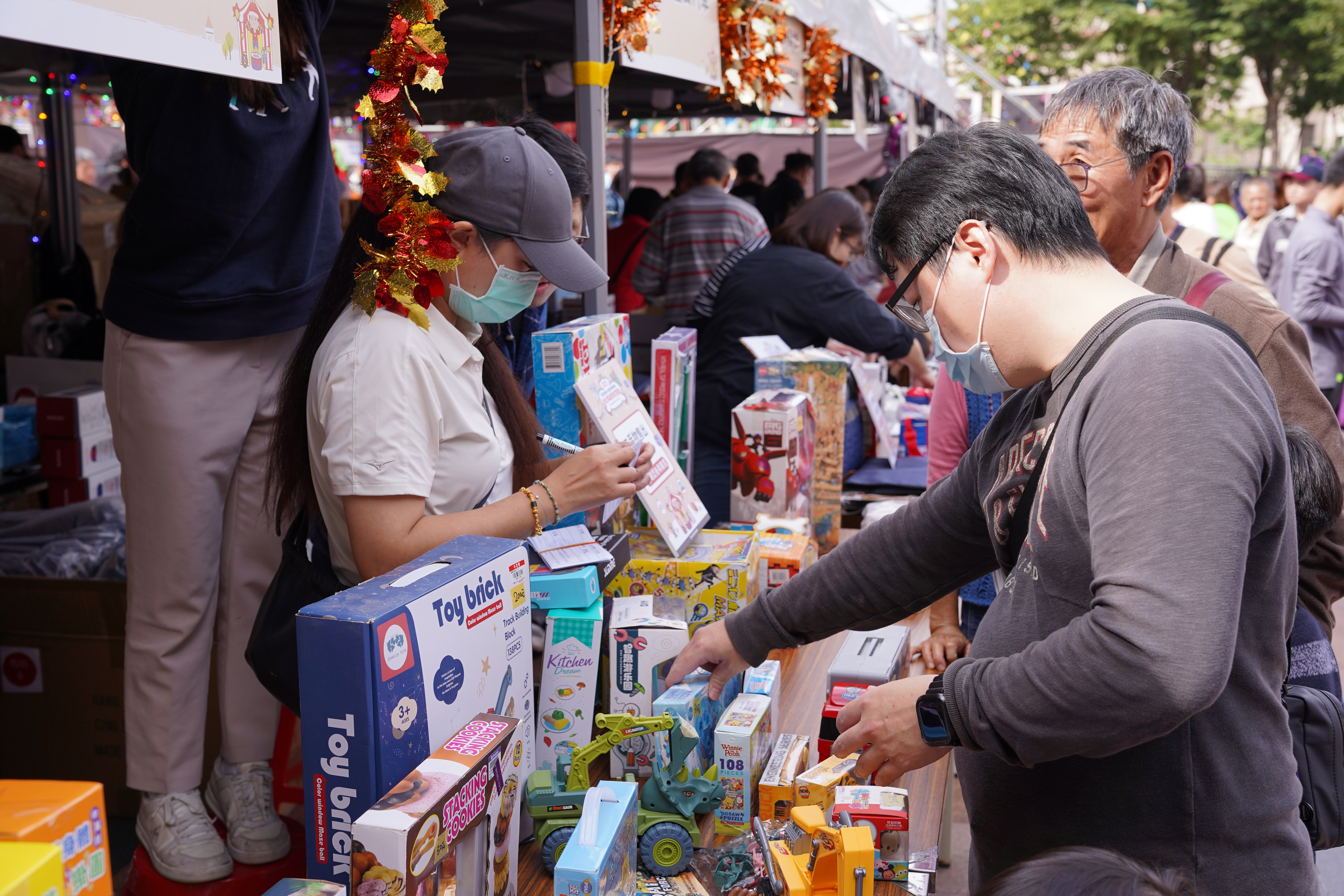 民眾挑選愛心二手好物