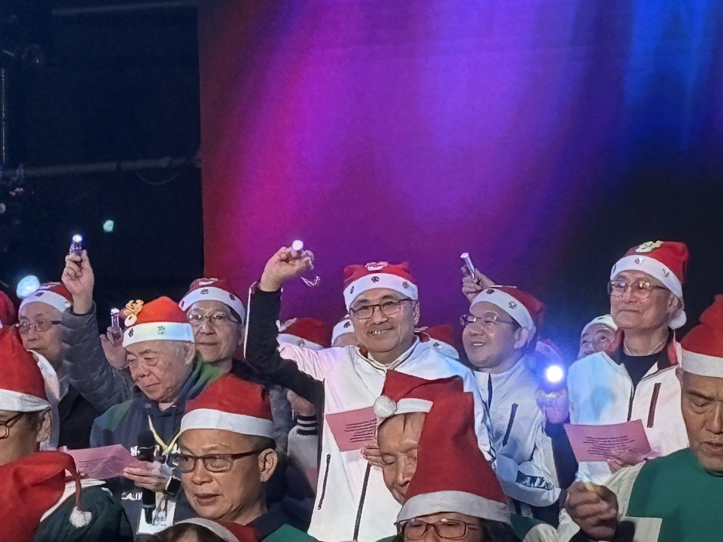 市長侯友宜領銜市府團隊與各教會牧長、百人詩班向萬名遊客報佳音。