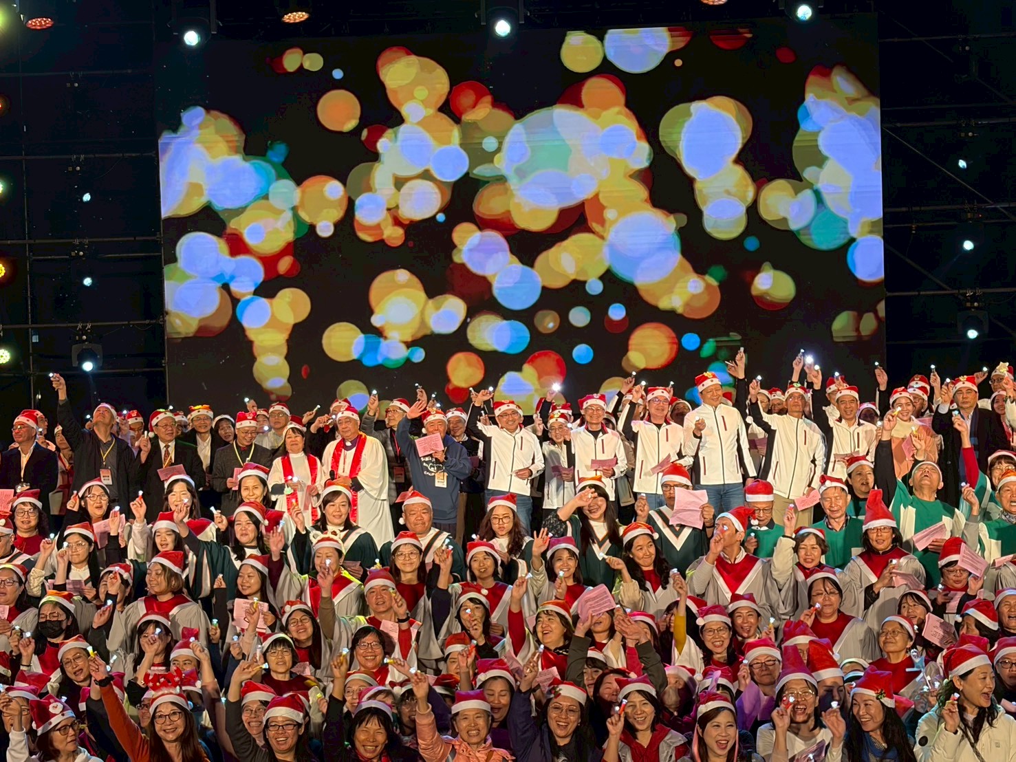 市長侯友宜領銜市府團隊與各教會牧長、百人詩班向萬名遊客報佳音，為城市送暖。