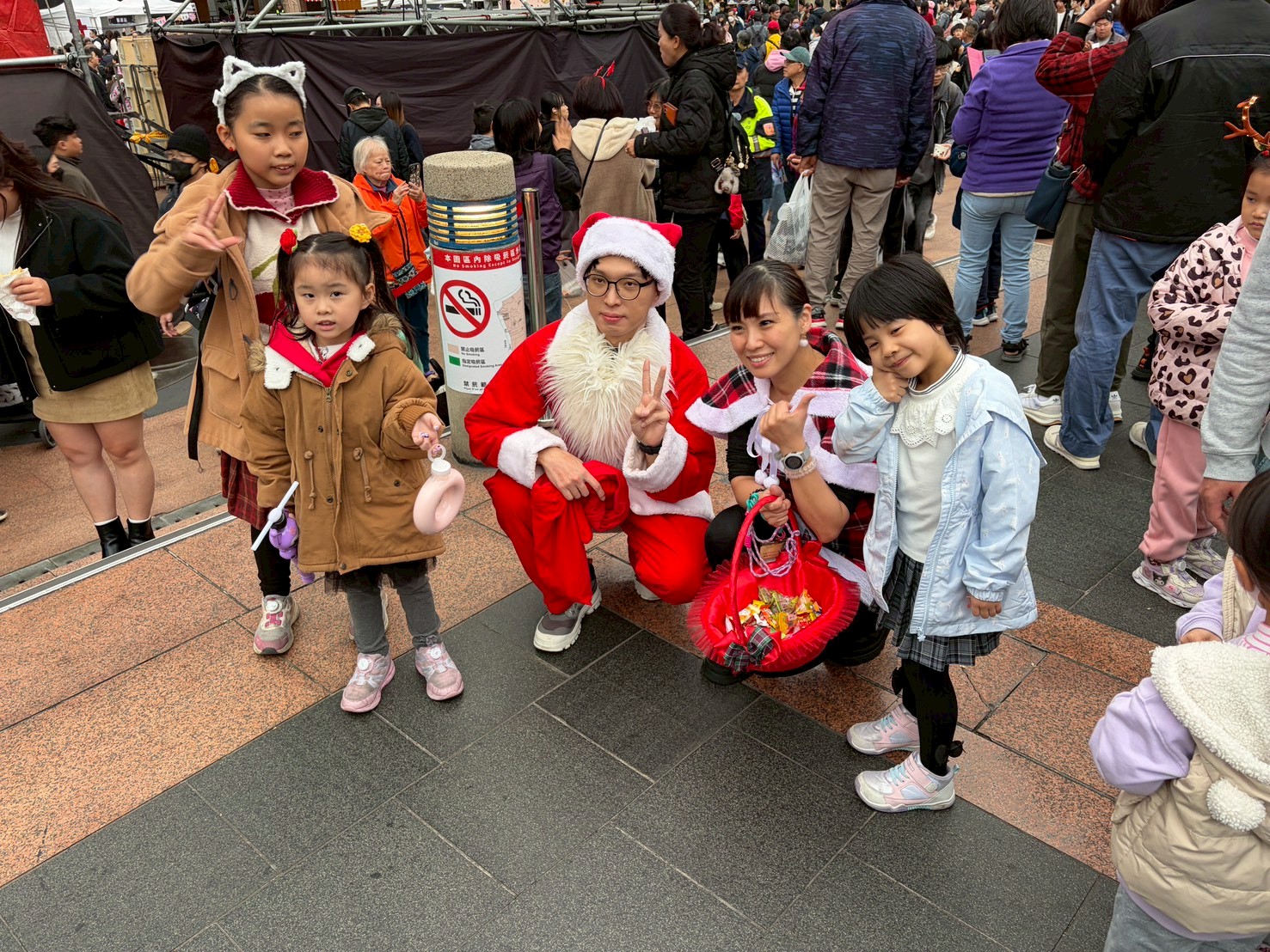 晚會現場也有市府員工化身為耶誕老公公和耶誕女孩，一起向民眾發糖果，傳遞喜樂給更多的人。