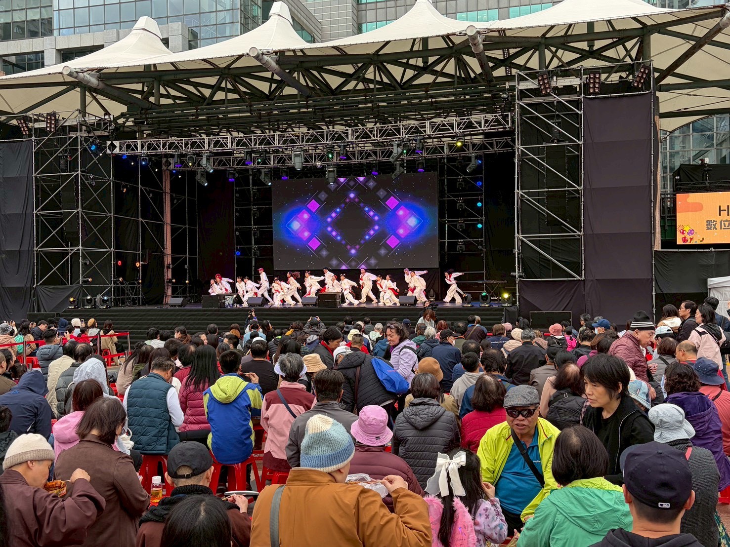 新北平安晚會吸引滿滿民眾參與。