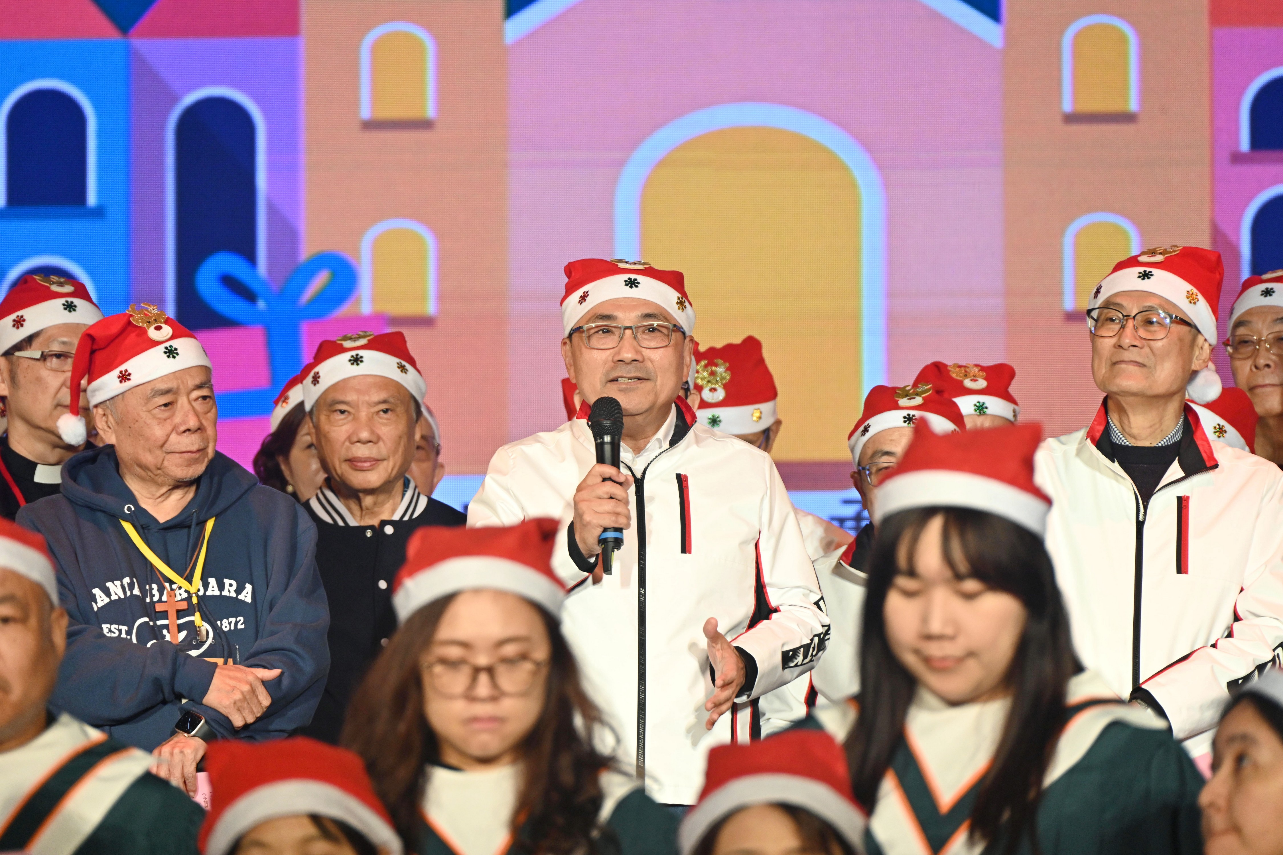 新北市政府今（21）日在市民廣場舉辦2025新北市耶誕平安晚會。