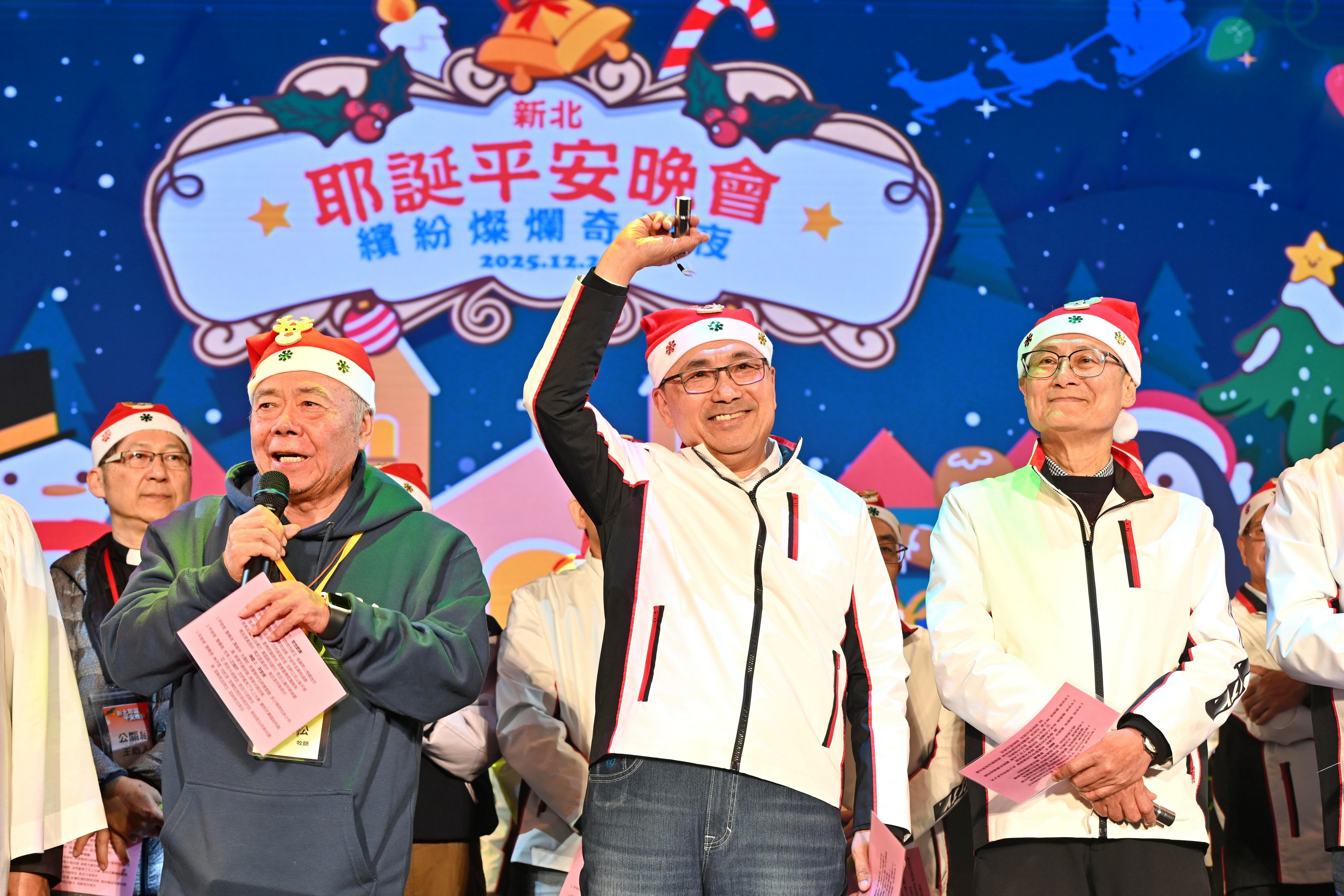 牧師群分別以國語、台語和客語為國人祝禱，展現教會對這片土地的深切關懷。