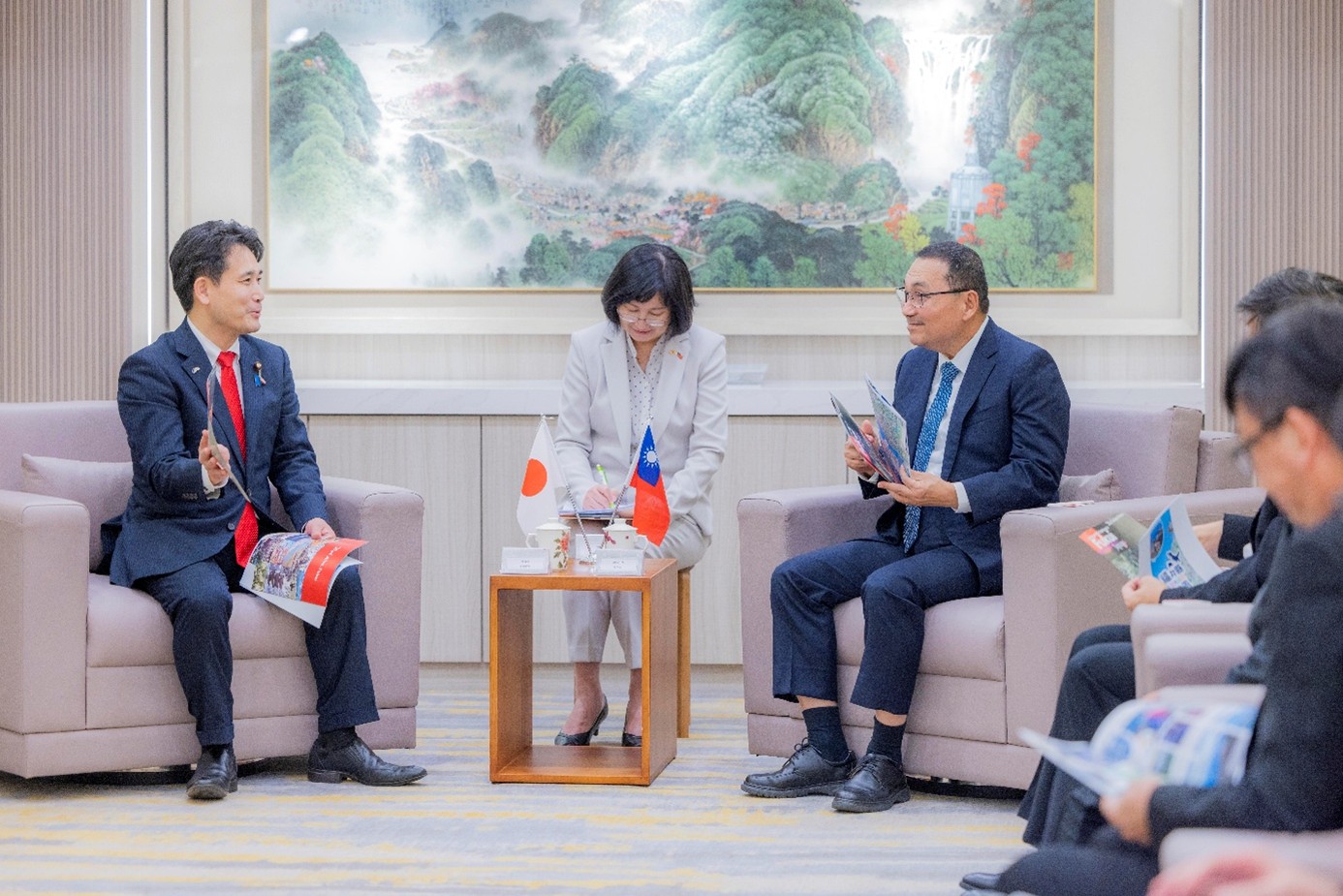 瀧波宏文參議員向侯市長介紹福井縣的觀光與特產