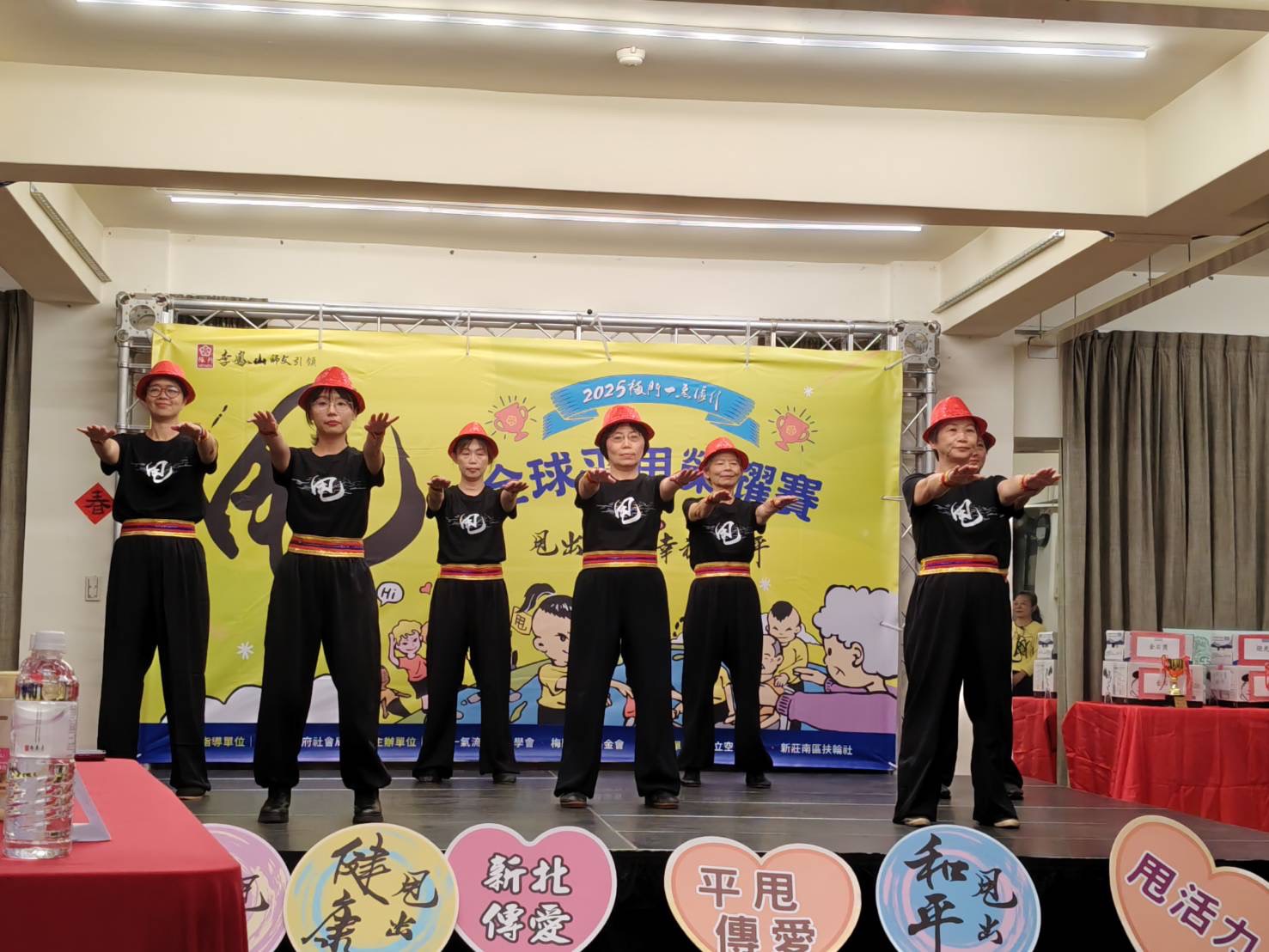  南雄合和隊穿著平甩服整齊劃一的練功