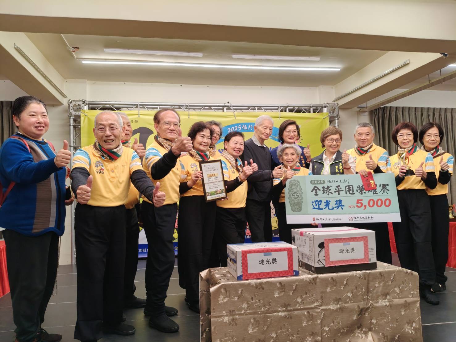  平甩功創辦人李鳳山大師（中）和李美珍局長頒發獲獎者獎牌及獎金