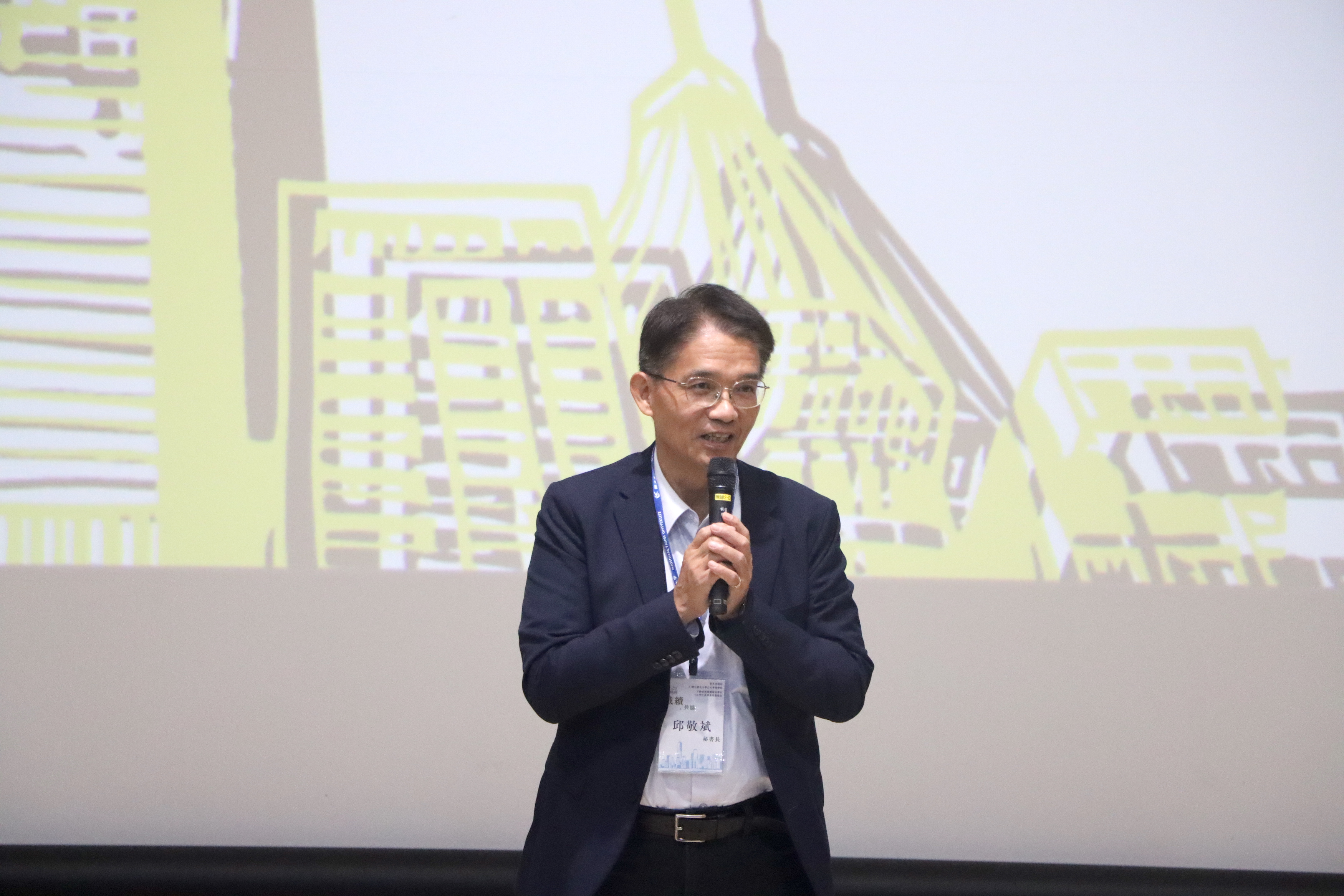 新北市政府秘書長邱敬斌率多位局處主管到場交流，與青年面對面溝通、瞭解其創意思考。