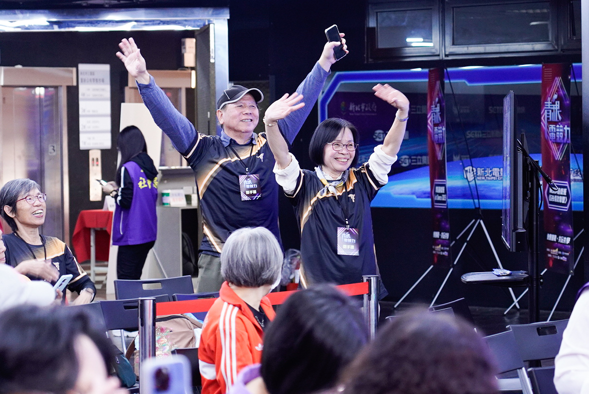 學員盧先生與葉女士，夫妻倆每週固定從三芝搭公車到三重上課，開心分享他們實際參與《G9》課程，覺得愈上愈有興趣，更期待每週課程的到來