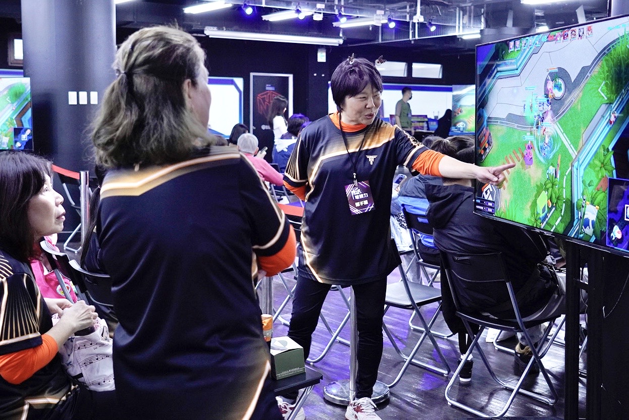 65歲學員唐莉玲熱衷嘗試新事物，更分享孫子看到她《Just Dance》跳得這麼厲害，「還說阿嬤很潮！」