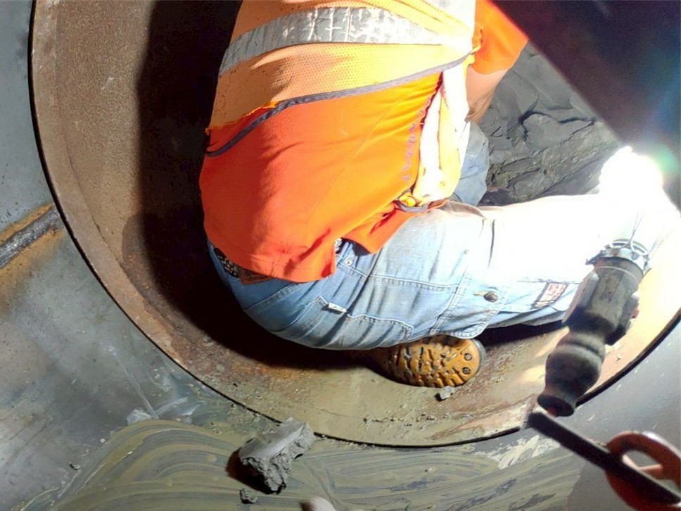 工程人員進入直徑80公分鋼環中，用人工方式一吋一吋地挖土前進