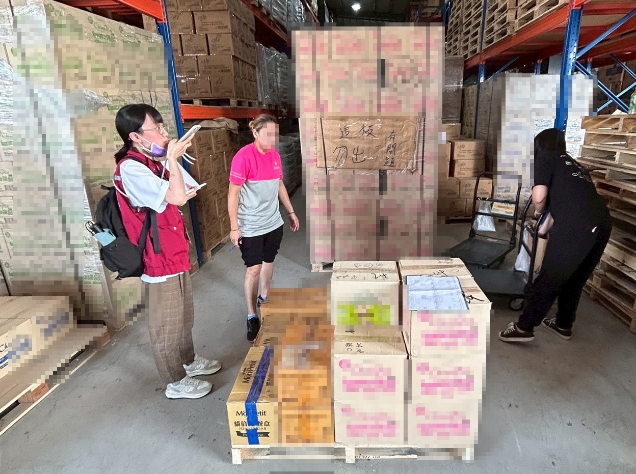 動保處前往監督不合格寵物食品封存程序