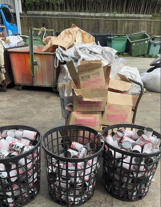  動保處前往執行不合格寵物食品銷毀程序