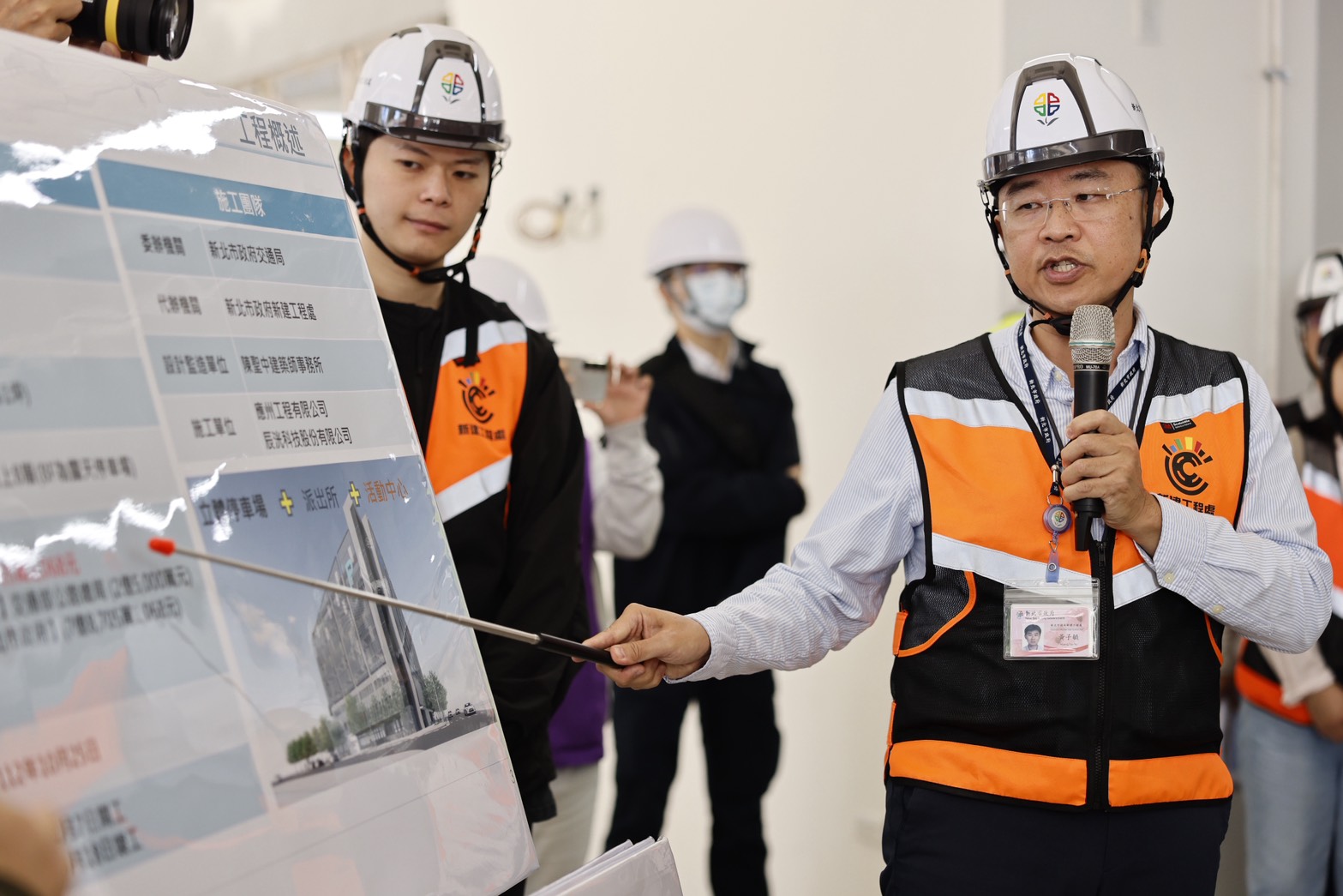 新工處副處長黃子毓(右一)簡報說明三重玫瑰停車場工程進度。