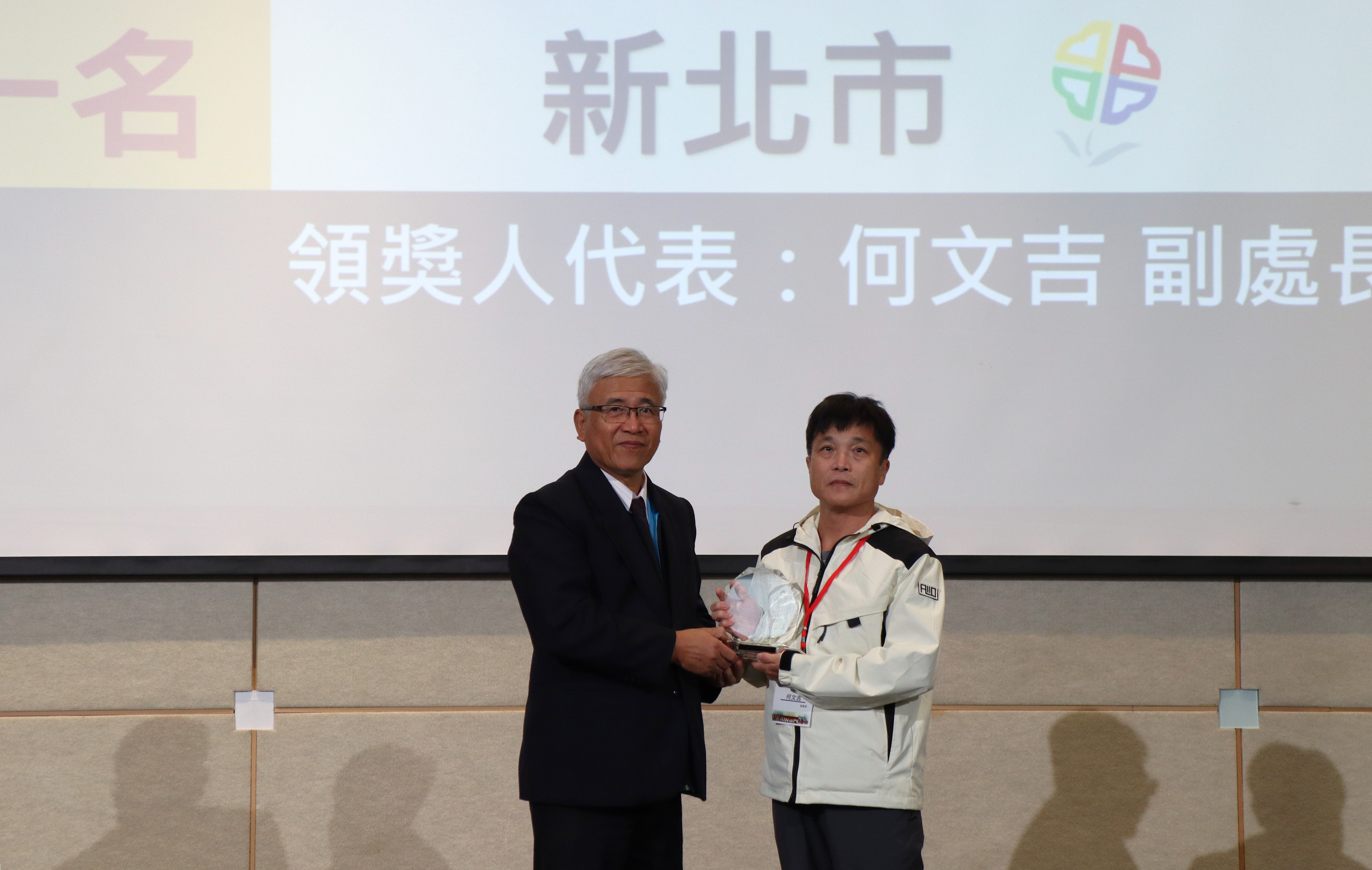 國土署總工程司游源順頒發道路維護及人行環境考評第一名，養工處副處長何文吉(右)代表受獎。