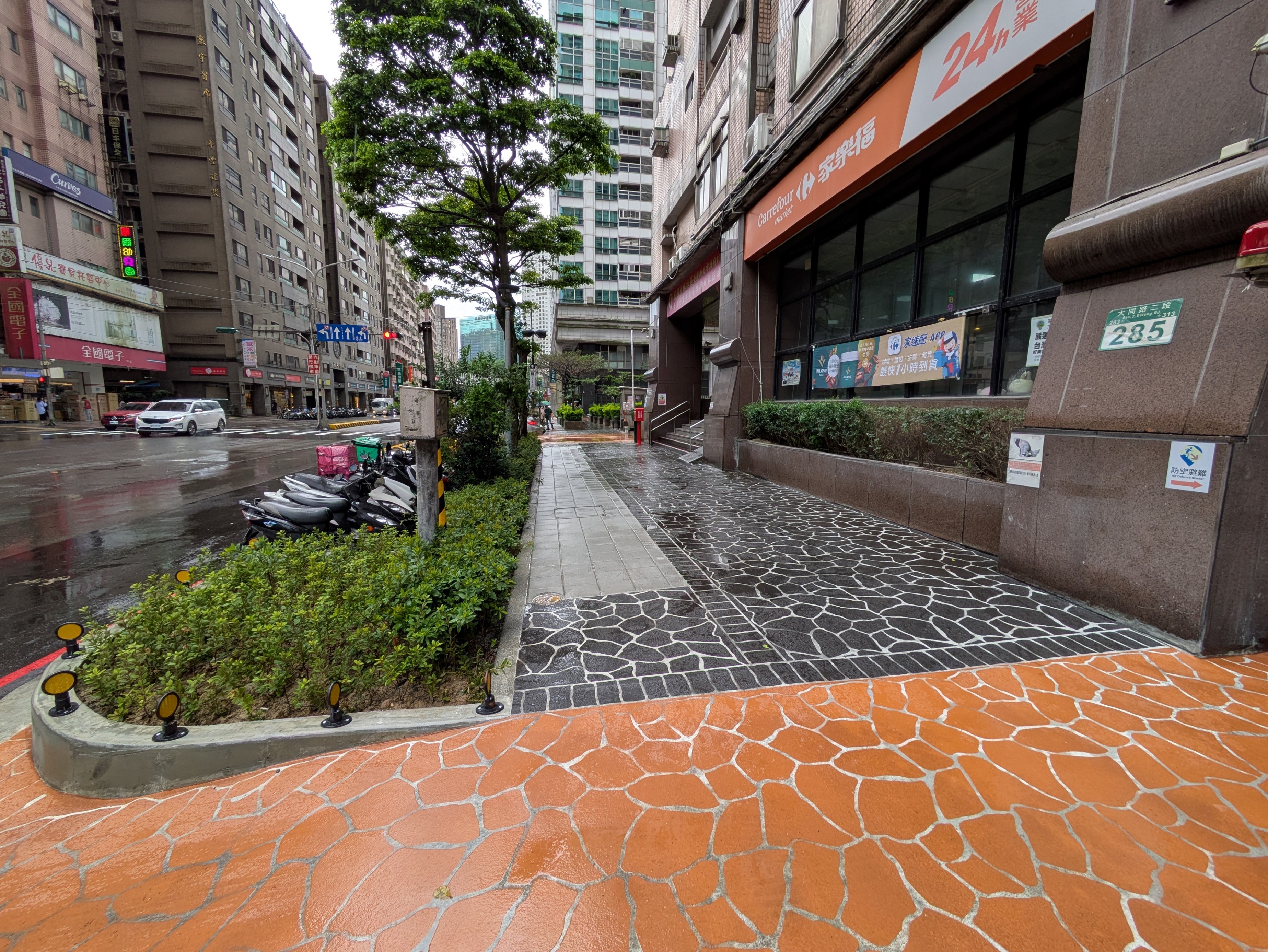 新北市道路維護及人行無障礙環境表現亮眼，在「民眾票選路段改善成果」項目，汐止區大同路二段榮獲全國第一名。