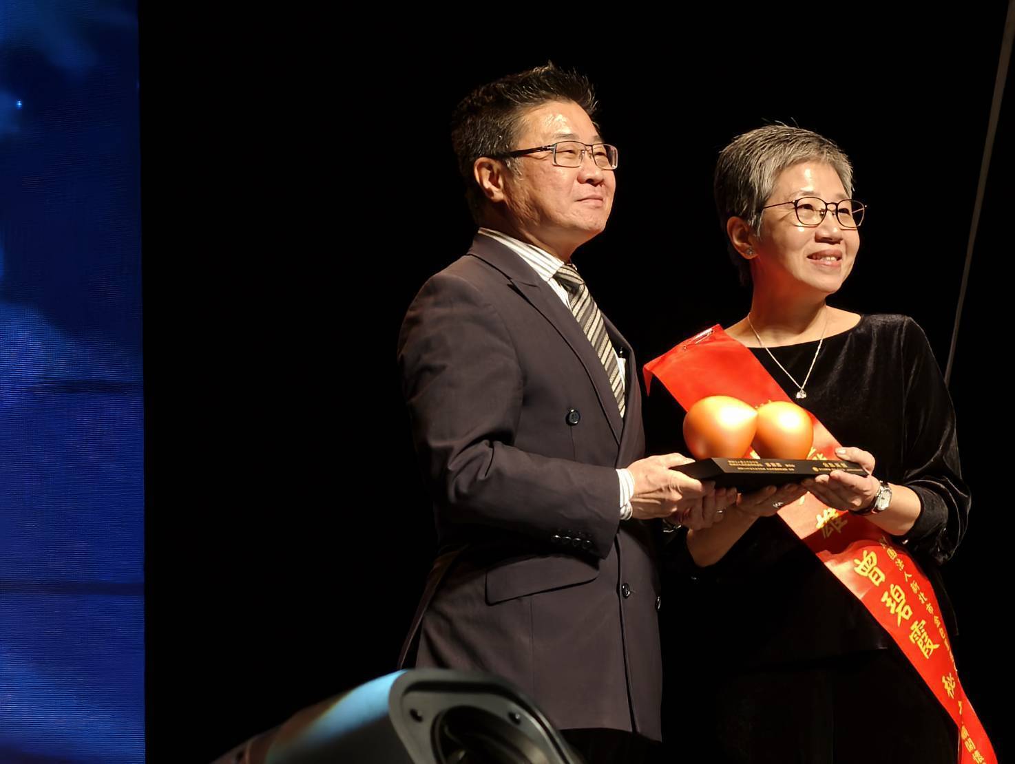 金包里慈護宮秘書長曾碧霞榮獲金點英雄個人獎 由衛福部社家署長周道君頒贈