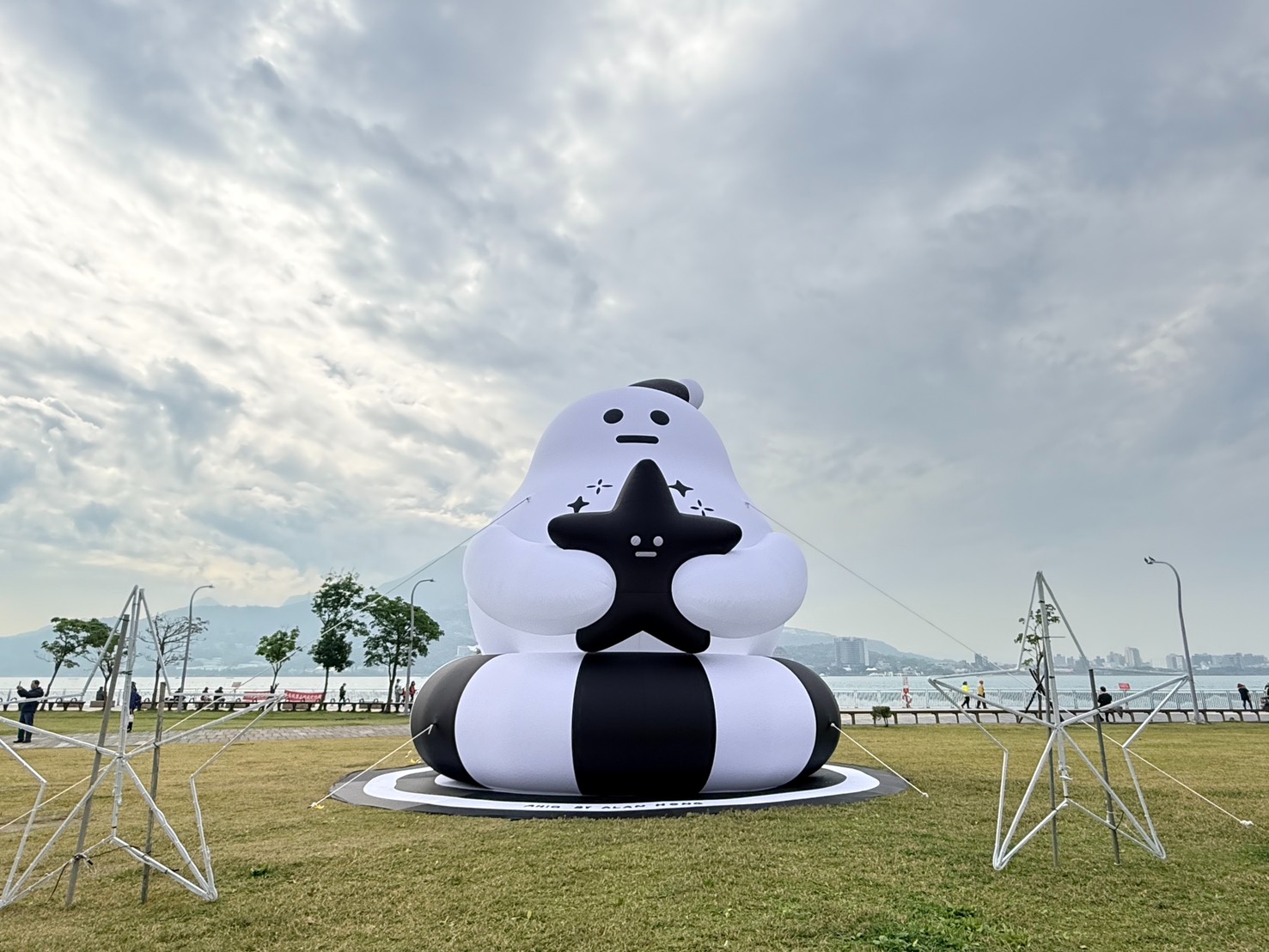 高灘處今年淡水金色水岸除了聖誕光雕外，更有神秘角色Ah!Q陪伴大家等待跨河煙火的到來