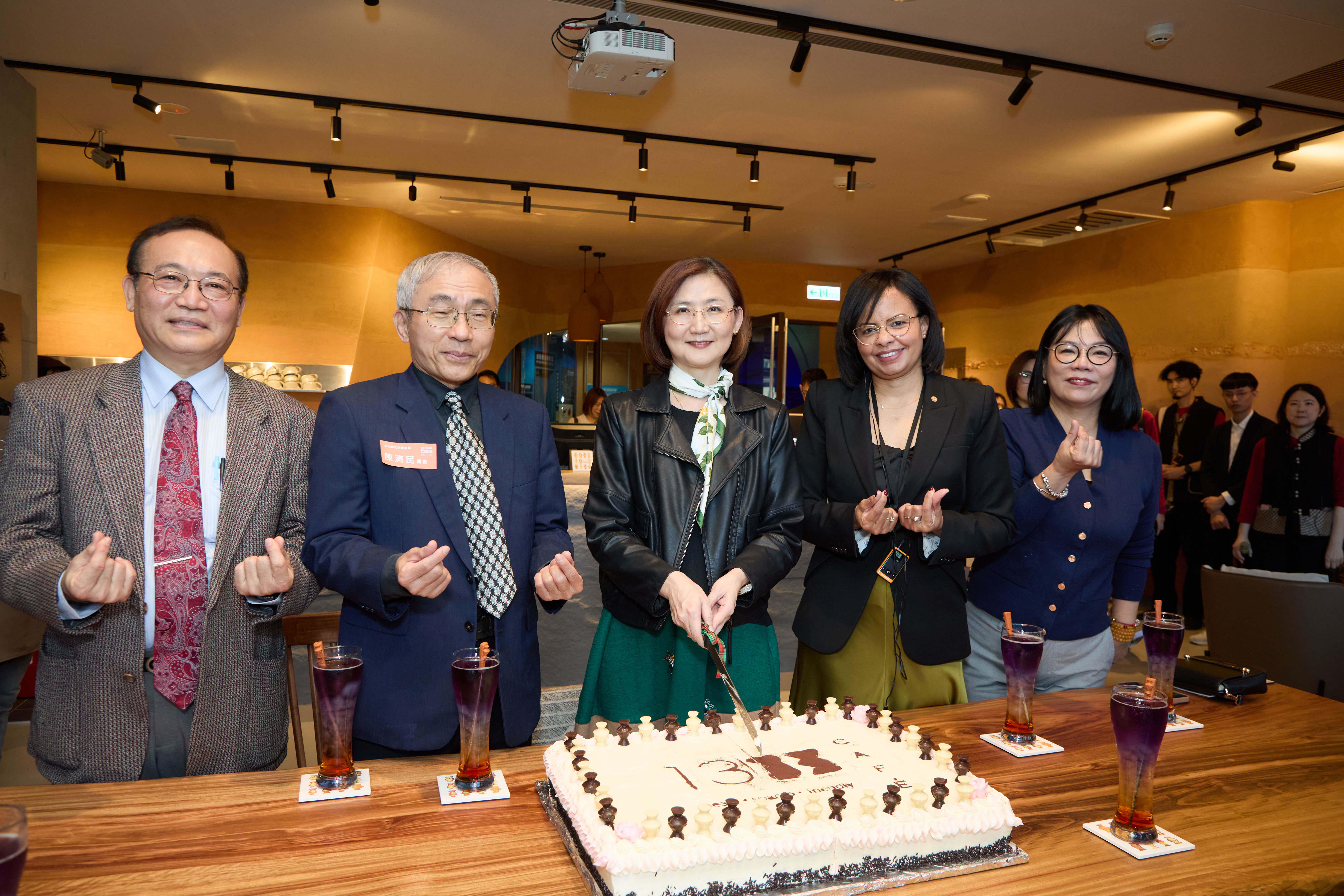 貴賓共同慶祝「13 CAF&Eacute;」開幕。