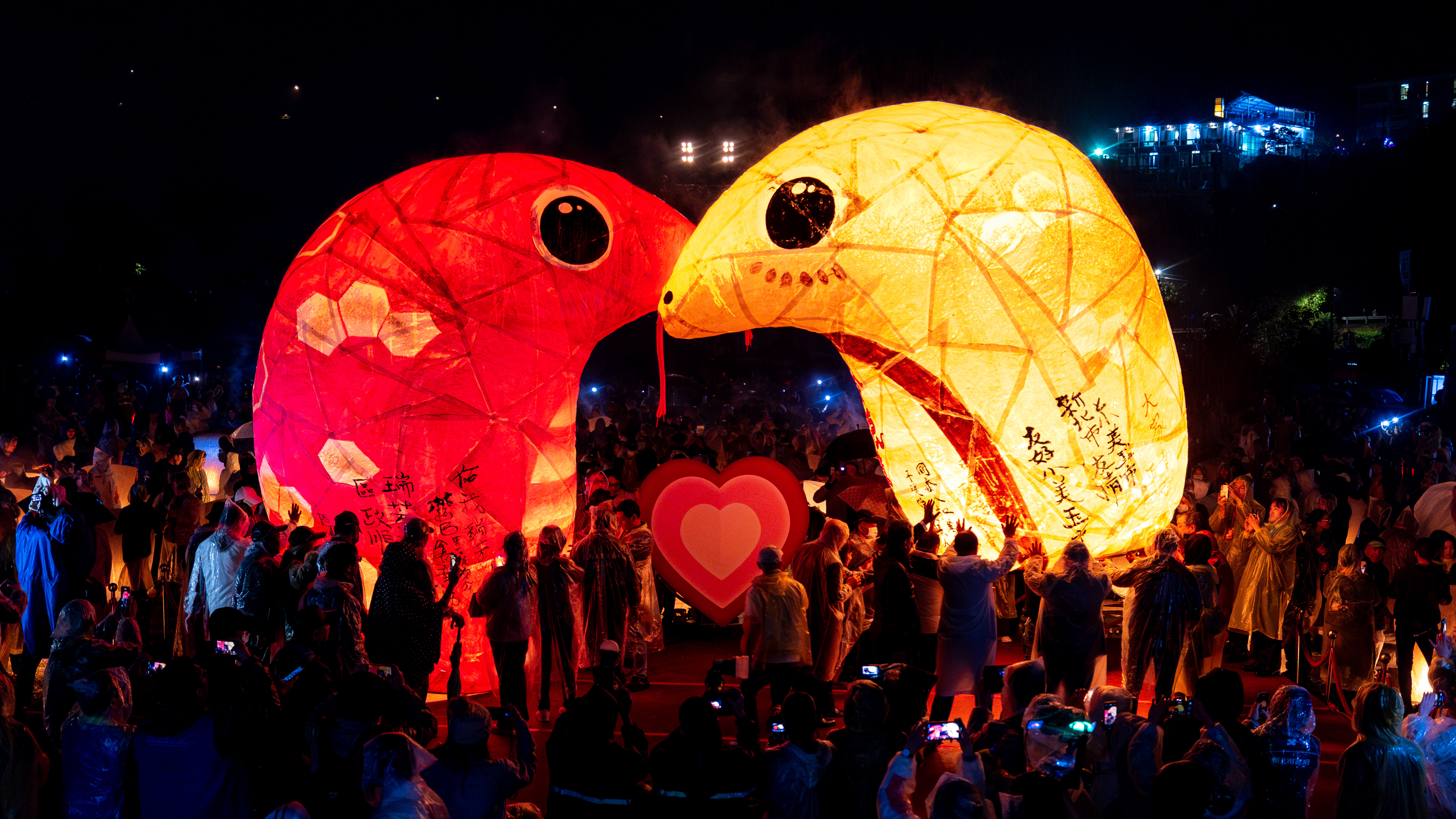 2025年結合蛇年意象製作20呎造型主燈，祝福眾人「蛇福泰吉」、「好運蛇進來」。