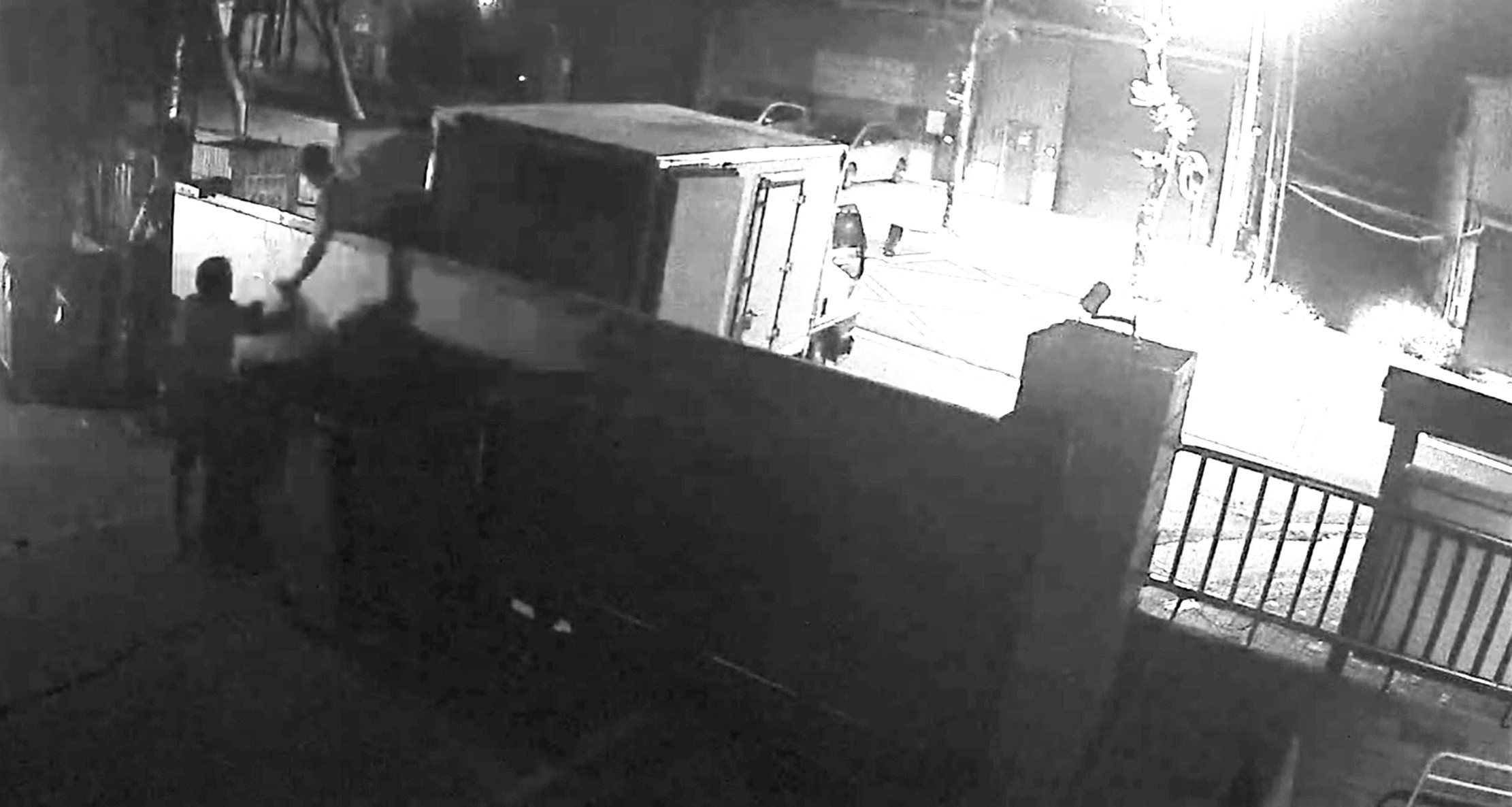 兩名非法入侵人員接力丟棄大量廢棄物