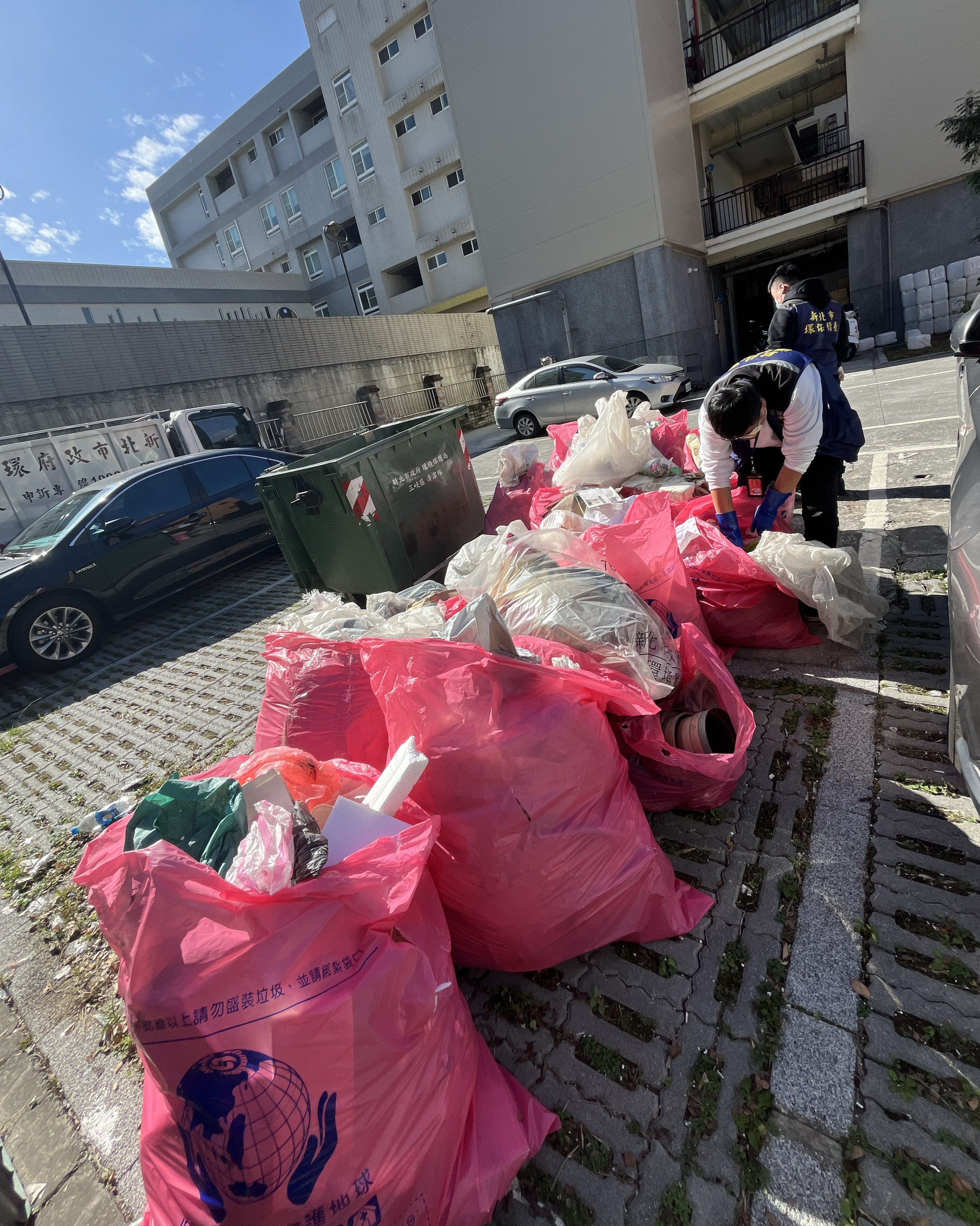 現場遭棄置多包廢棄物