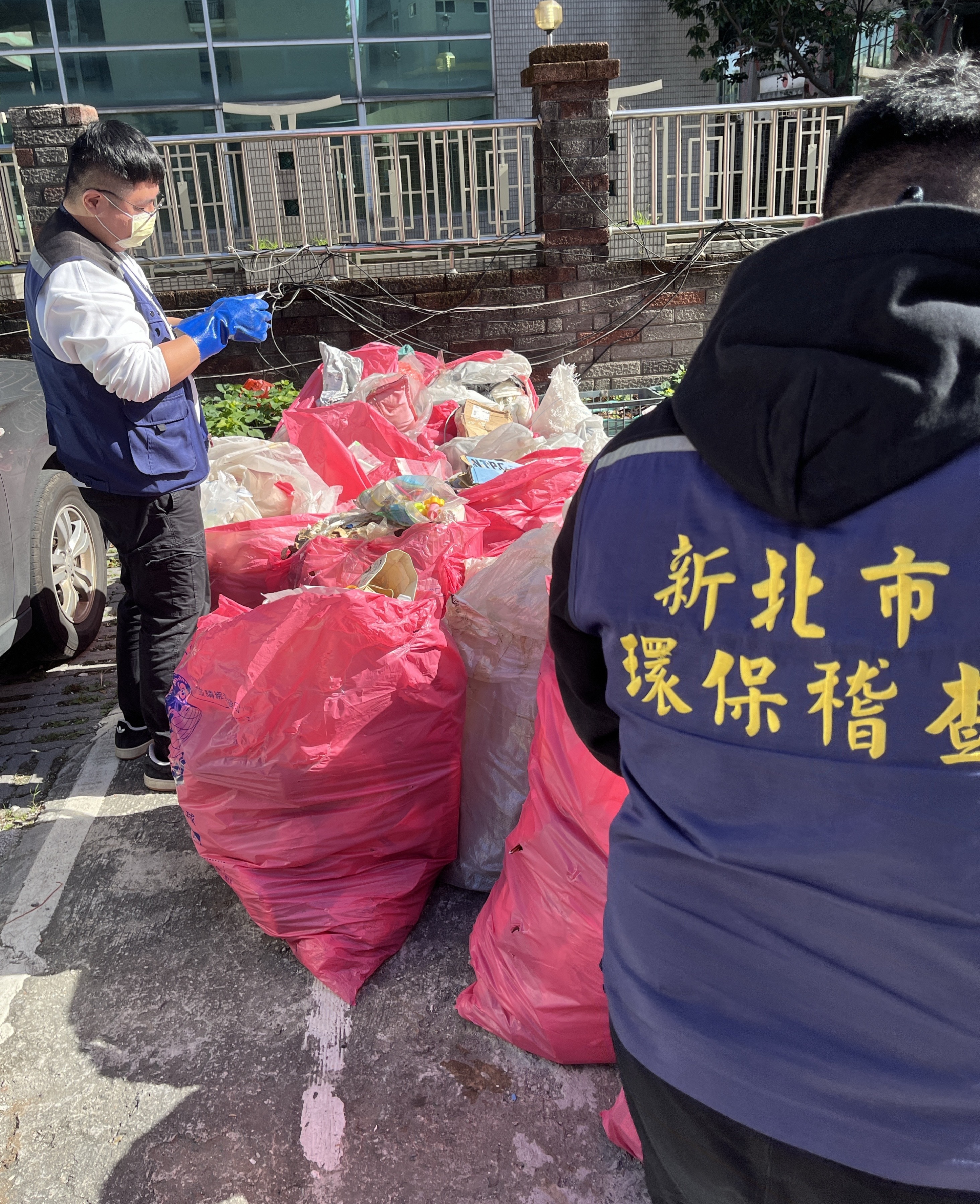 稽查人員執行破袋稽查確認廢棄物來源及可疑對象