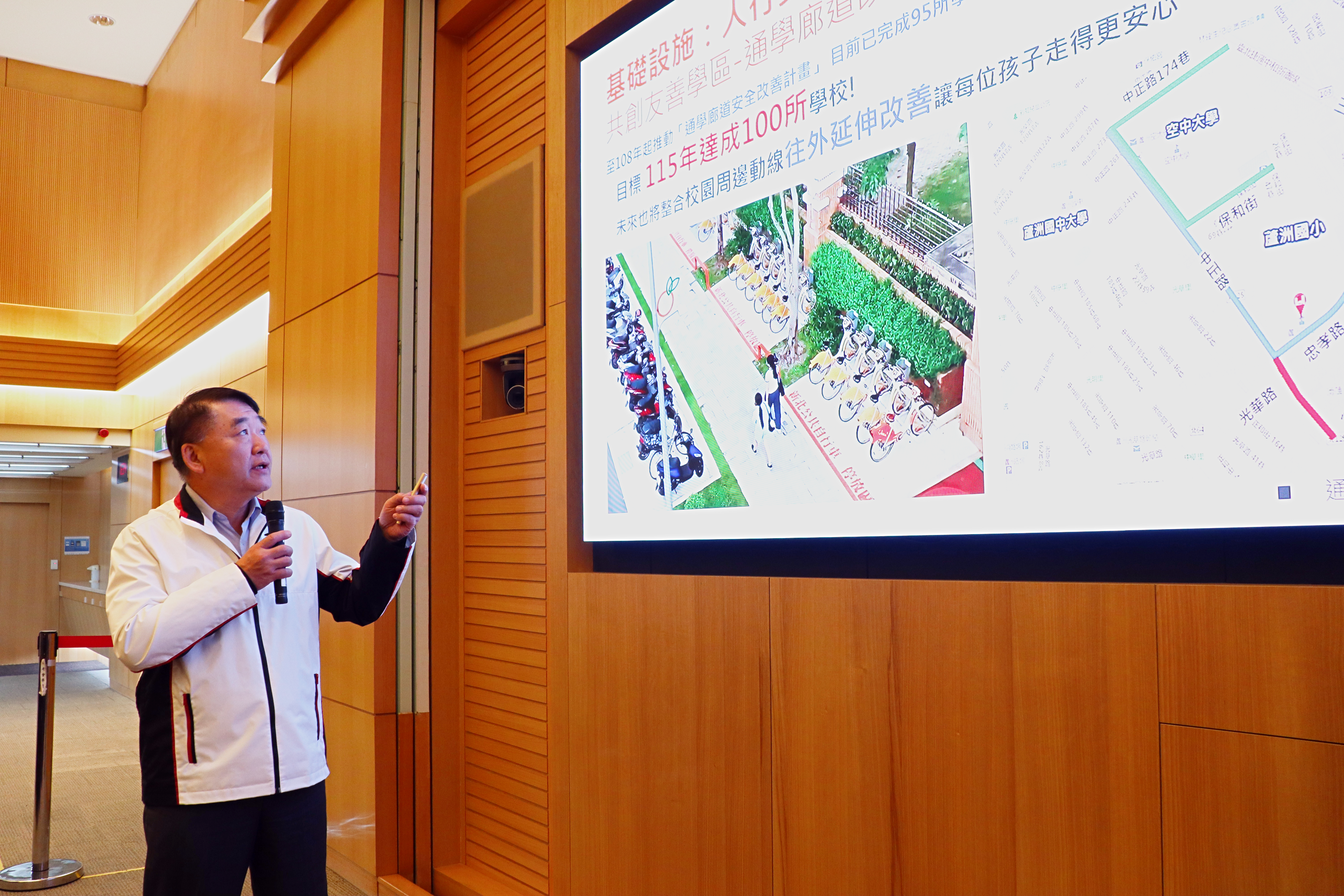 工務局長馮兆麟在市政會議以「新北建設向前行」為題進行專案報告，盤點各項公共建設成果，以及說明未來市政佈局的藍圖。