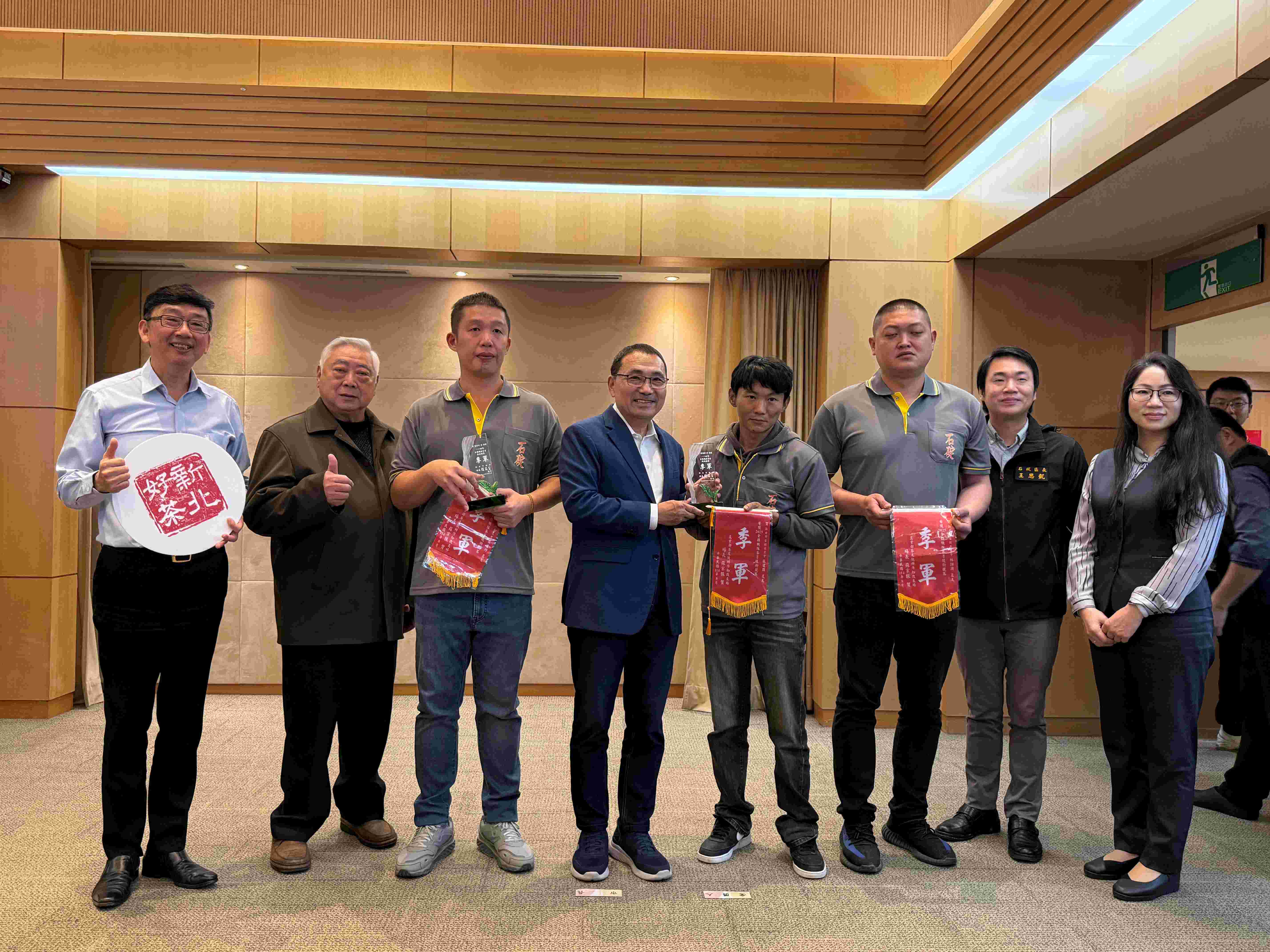 石碇區茶農張建國、張宏圩、林翊淵組隊參與「全國機採茶菁技術競賽」，以精準判斷力與豐富經驗榮獲亞軍獎項