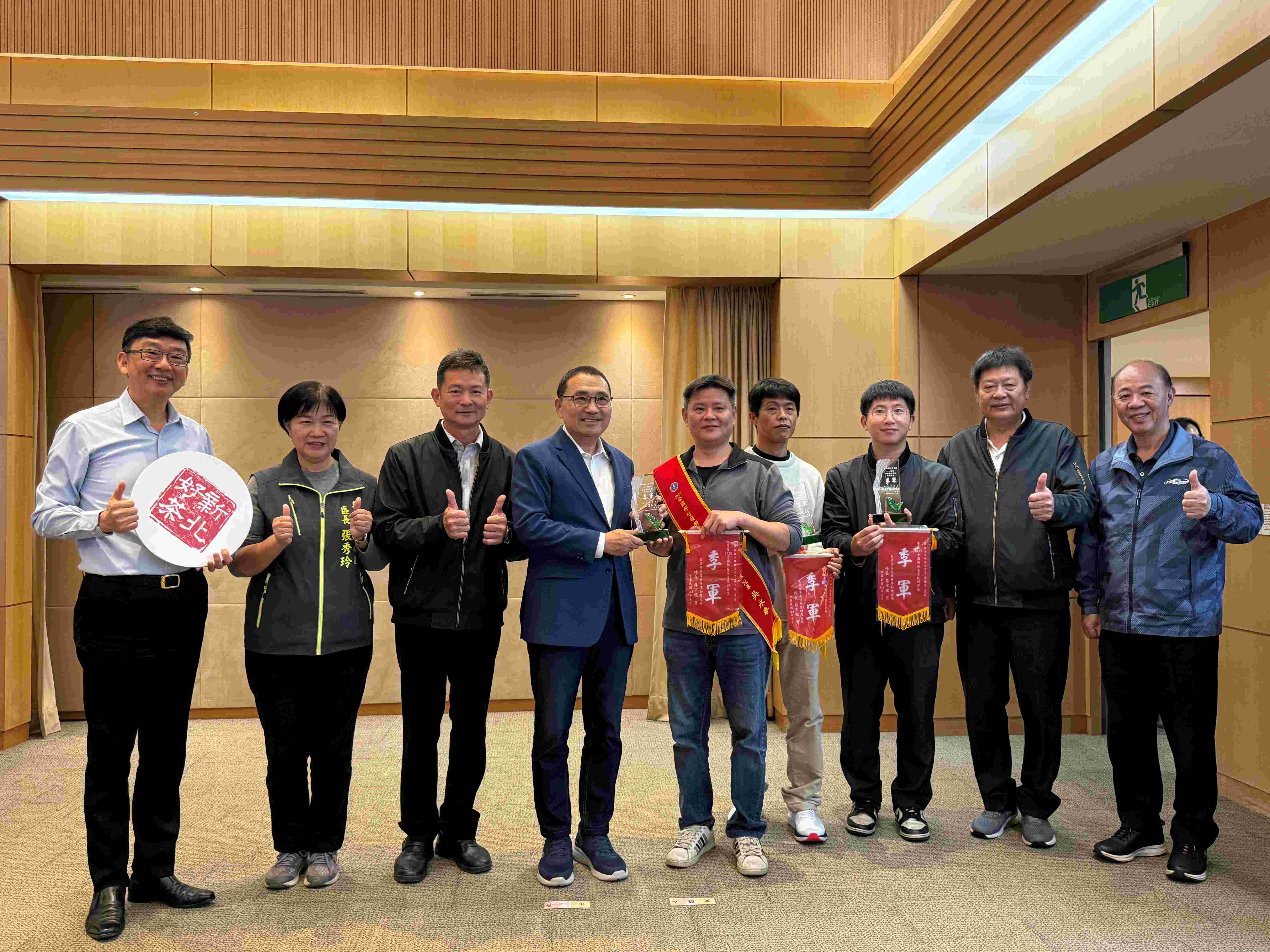 坪林區茶農吳永春、吳權芳、吳仁智組隊參與「全國機採茶菁技術競賽」，憑藉經驗與合作默契榮獲亞軍獎項