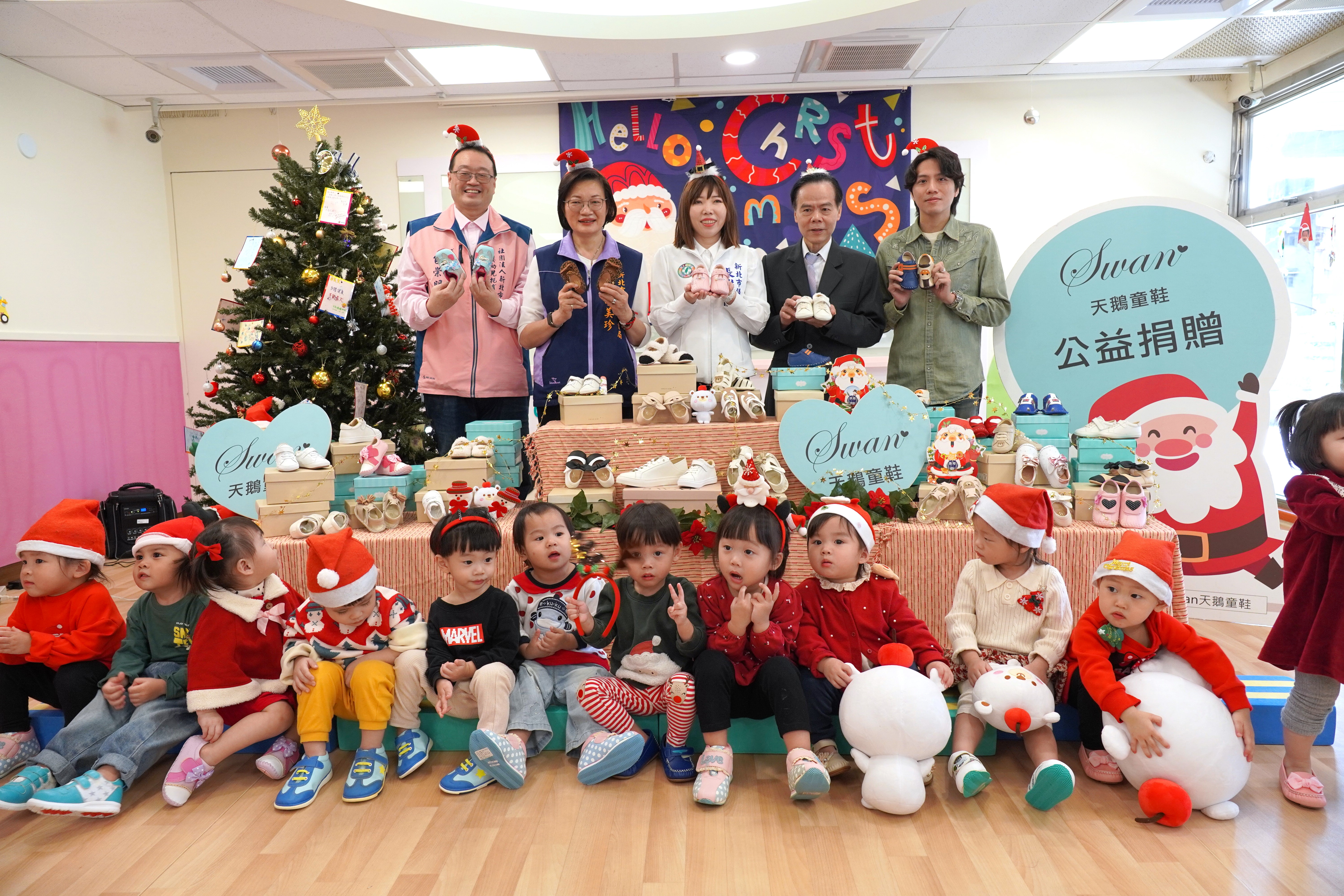 市議員張維倩(中)連續5年媒合美萬新企業總經理王秋鴻(右2)捐贈300雙童鞋，左二為社會局局長李美珍。