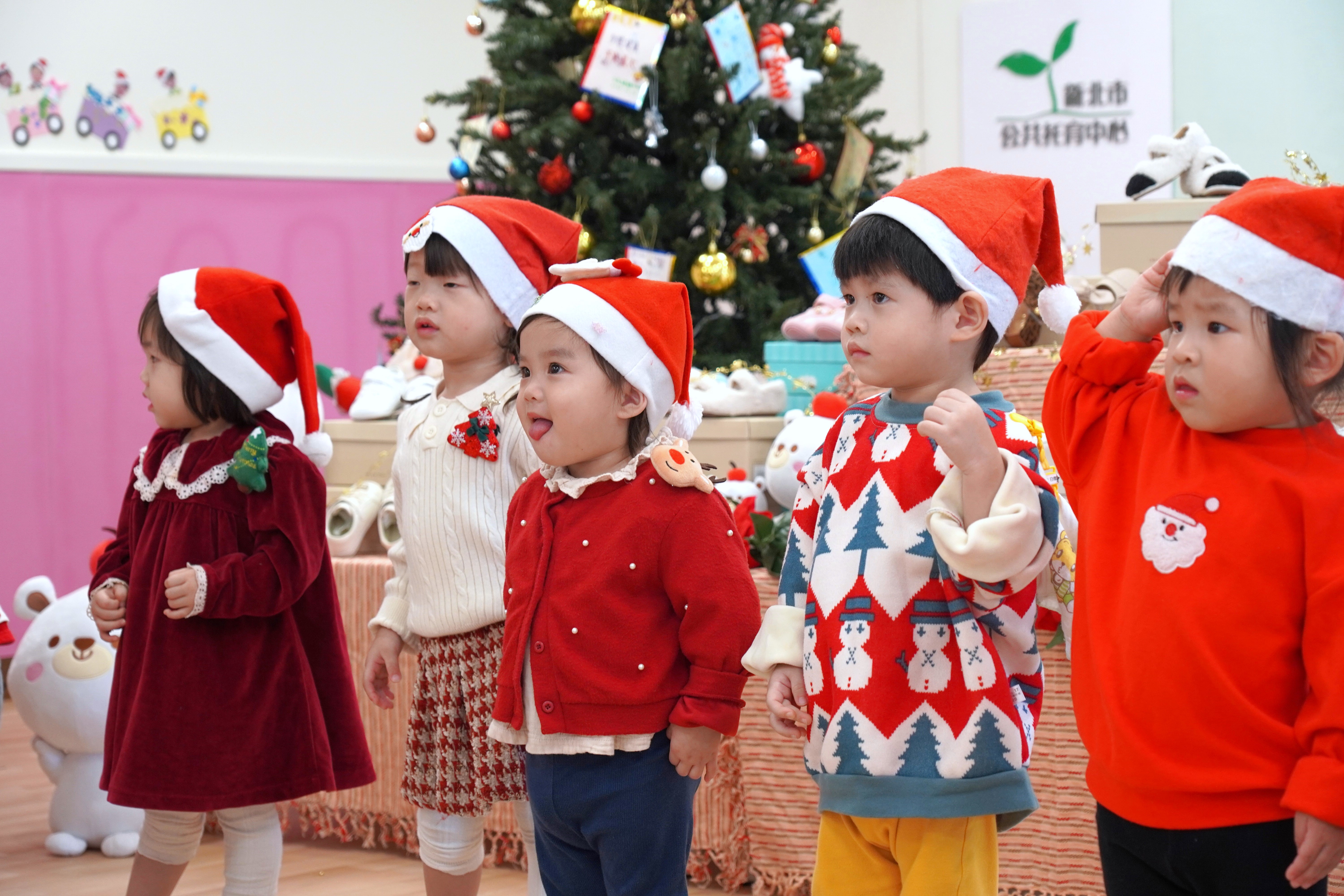 公托中心孩子們穿上可愛聖誕服裝，隨著音樂開心舞動，萌樣融化現場大人