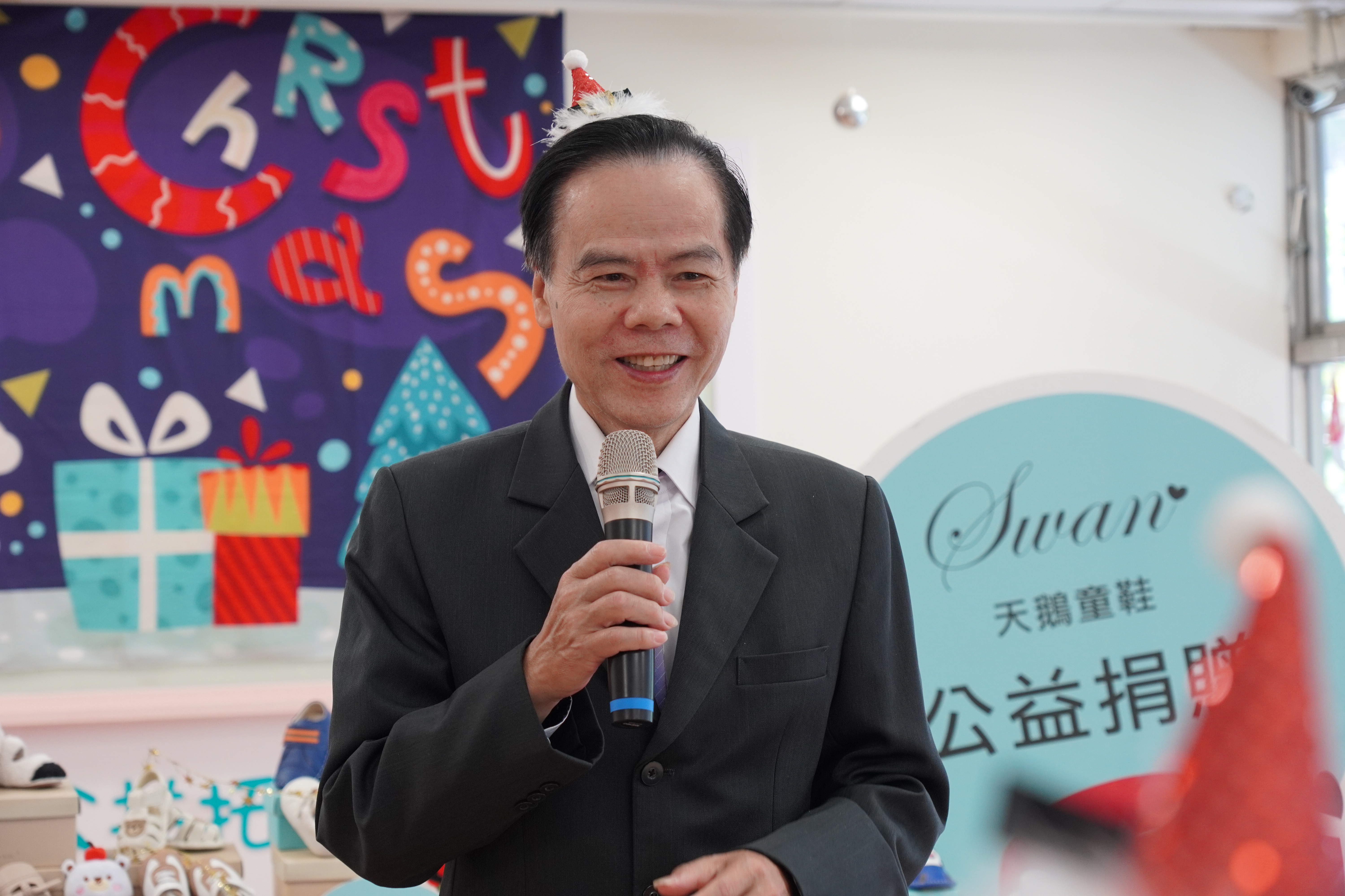 美萬新企業總經理王秋鴻分享，希望捐贈自家產品給公托孩子當聖誕禮物，讓孩子們穿著快樂長大